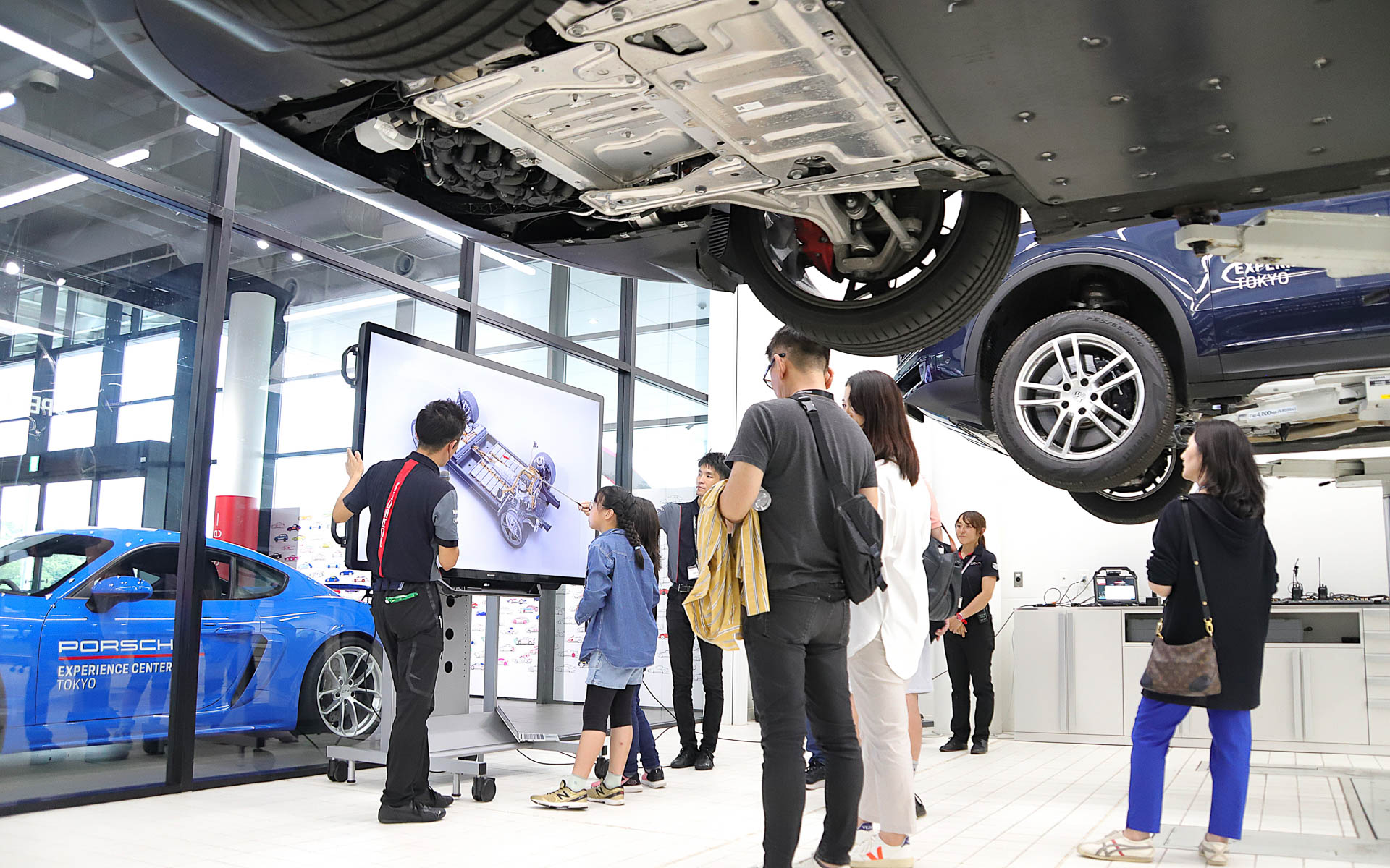 Porsche Kids Tech Class　ワークショップ内見学の様子