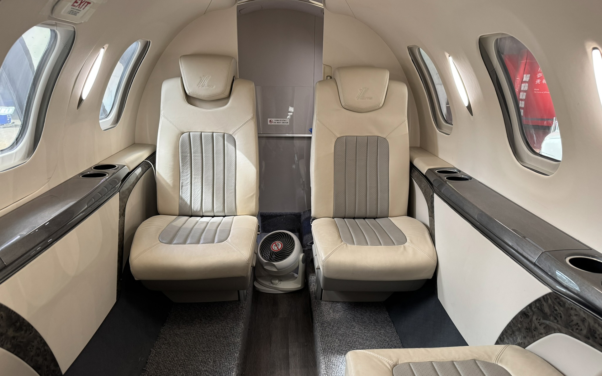 思った以上に横幅がタイトだったホンダジェット Elite IIのキャビン