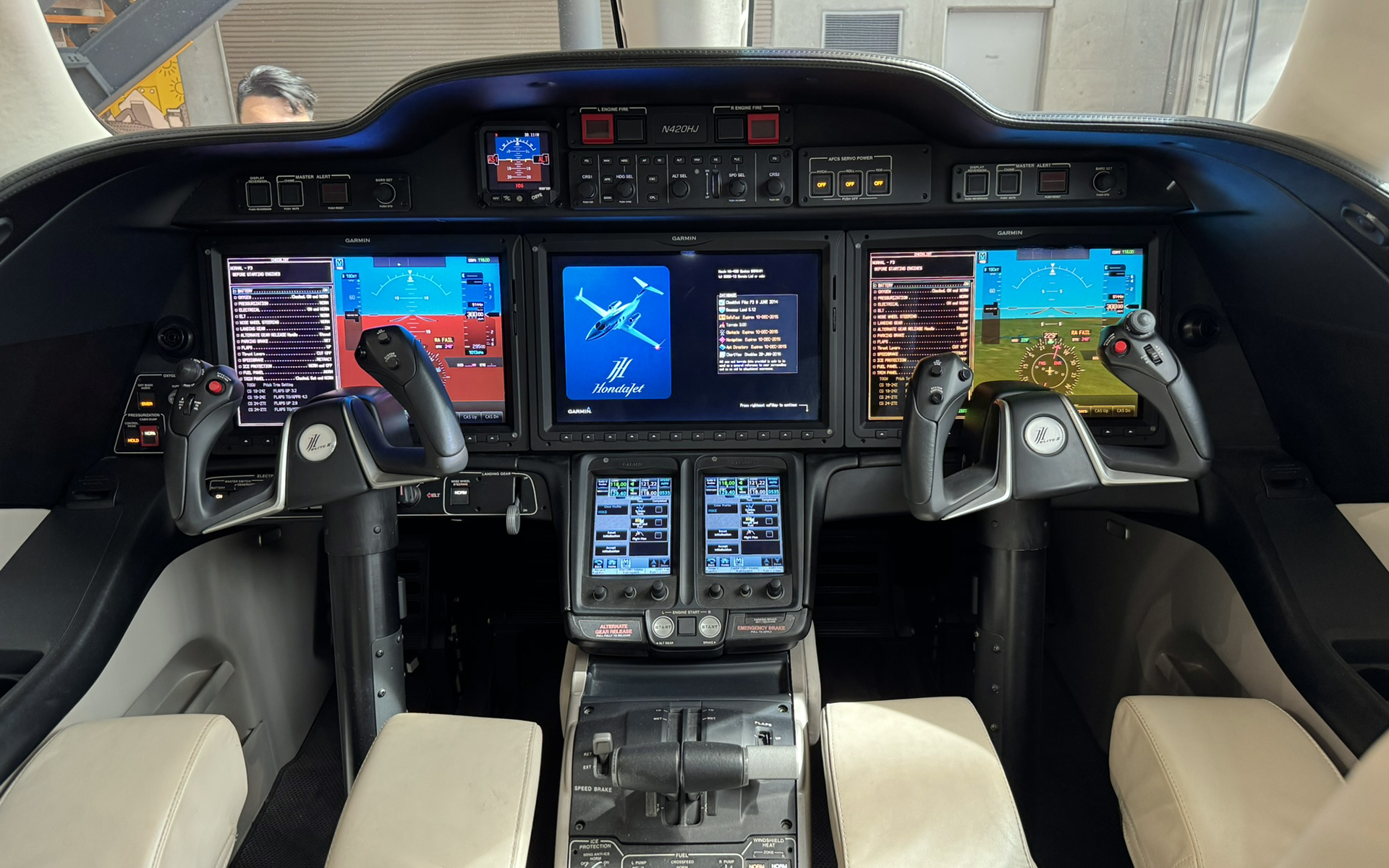 操縦桿は2つ。機長はどちらに座るのでしょうか……