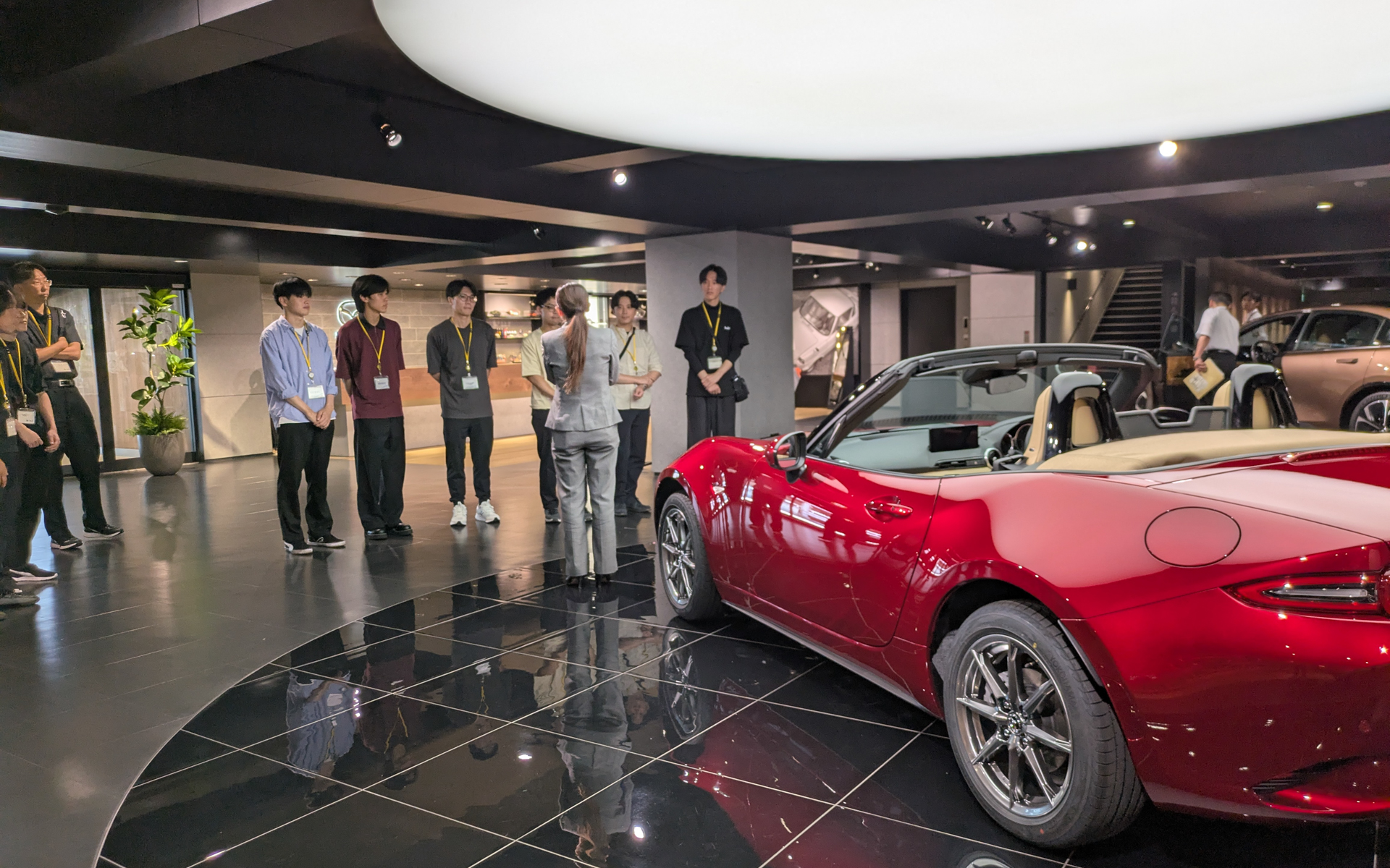 日本未導入のバッテリEV「EZ-6」を見て、すかさず写真撮影