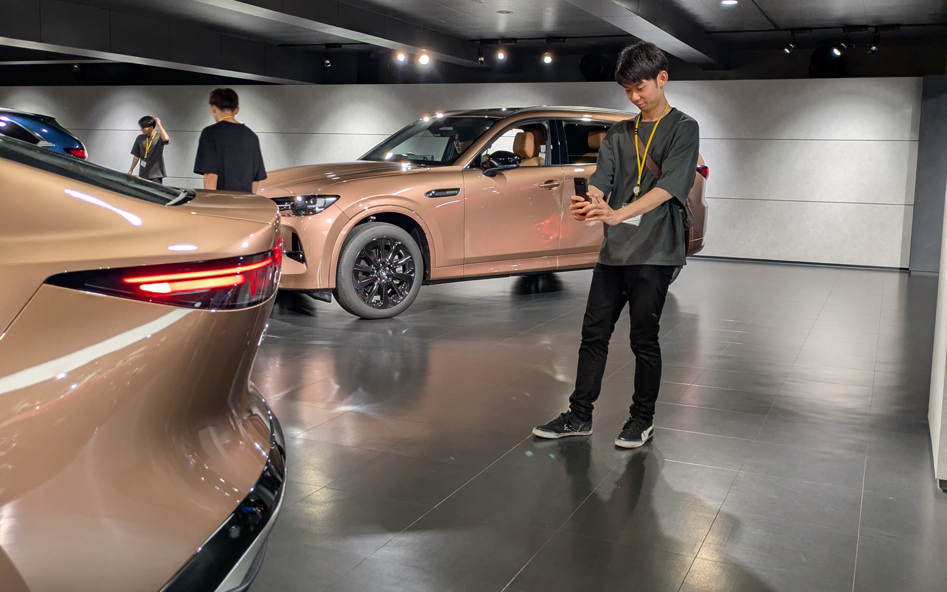 普段はロールバーの組まれたNR-Aに乗っているからか、「すごく高級感がありますね」と興味津々