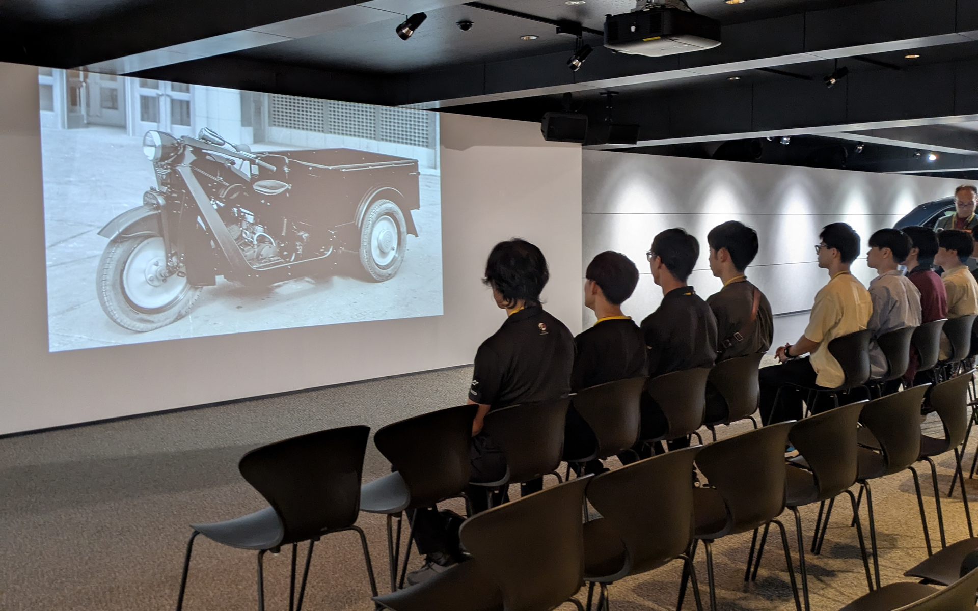 ミュージアムに入る前にまずはロビーで動画を視聴（通常の見学コースにも含まれているメニュー）