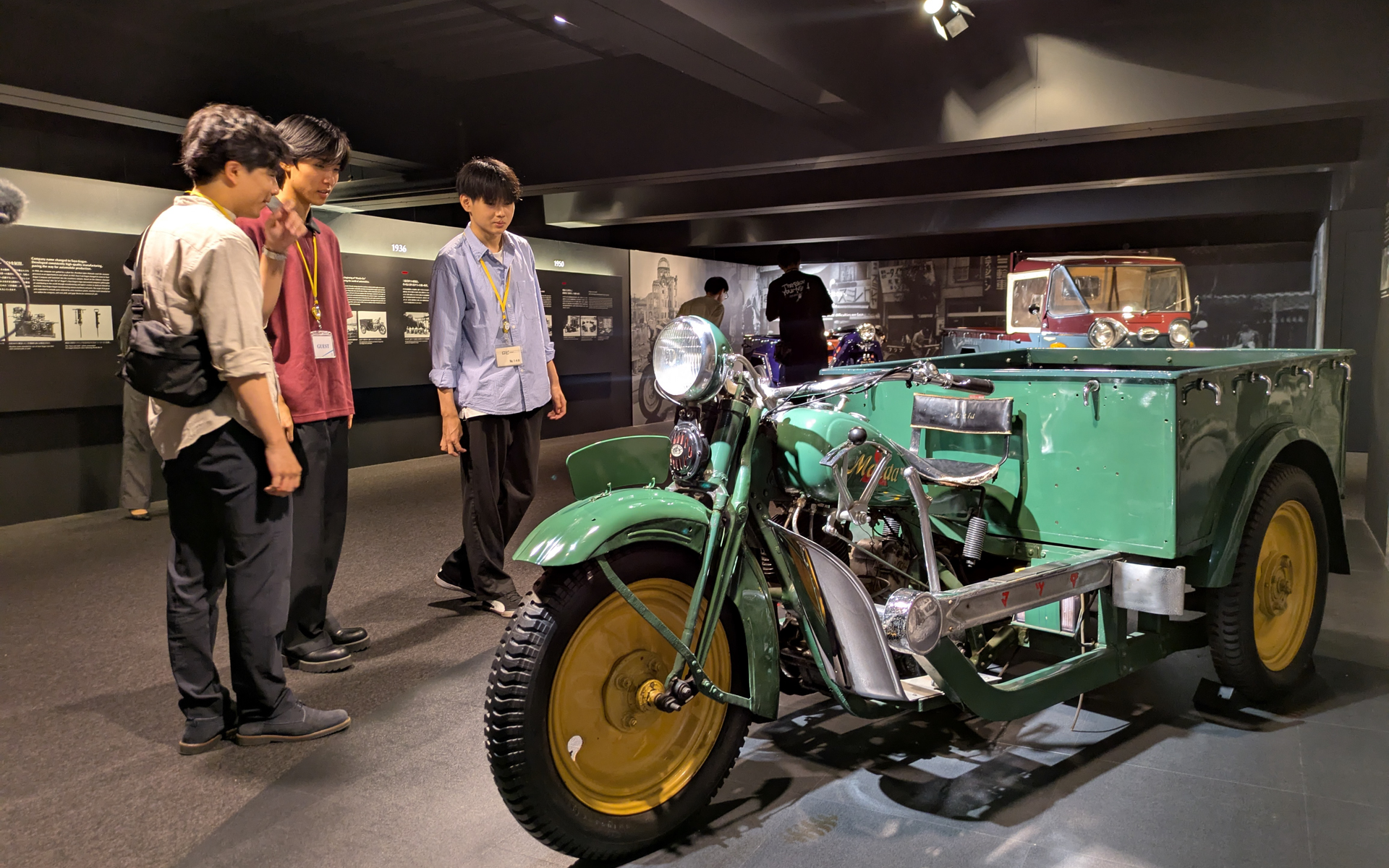 マツダが過去に手掛けていた三輪トラック（GLTB型/1956年）に驚いた様子