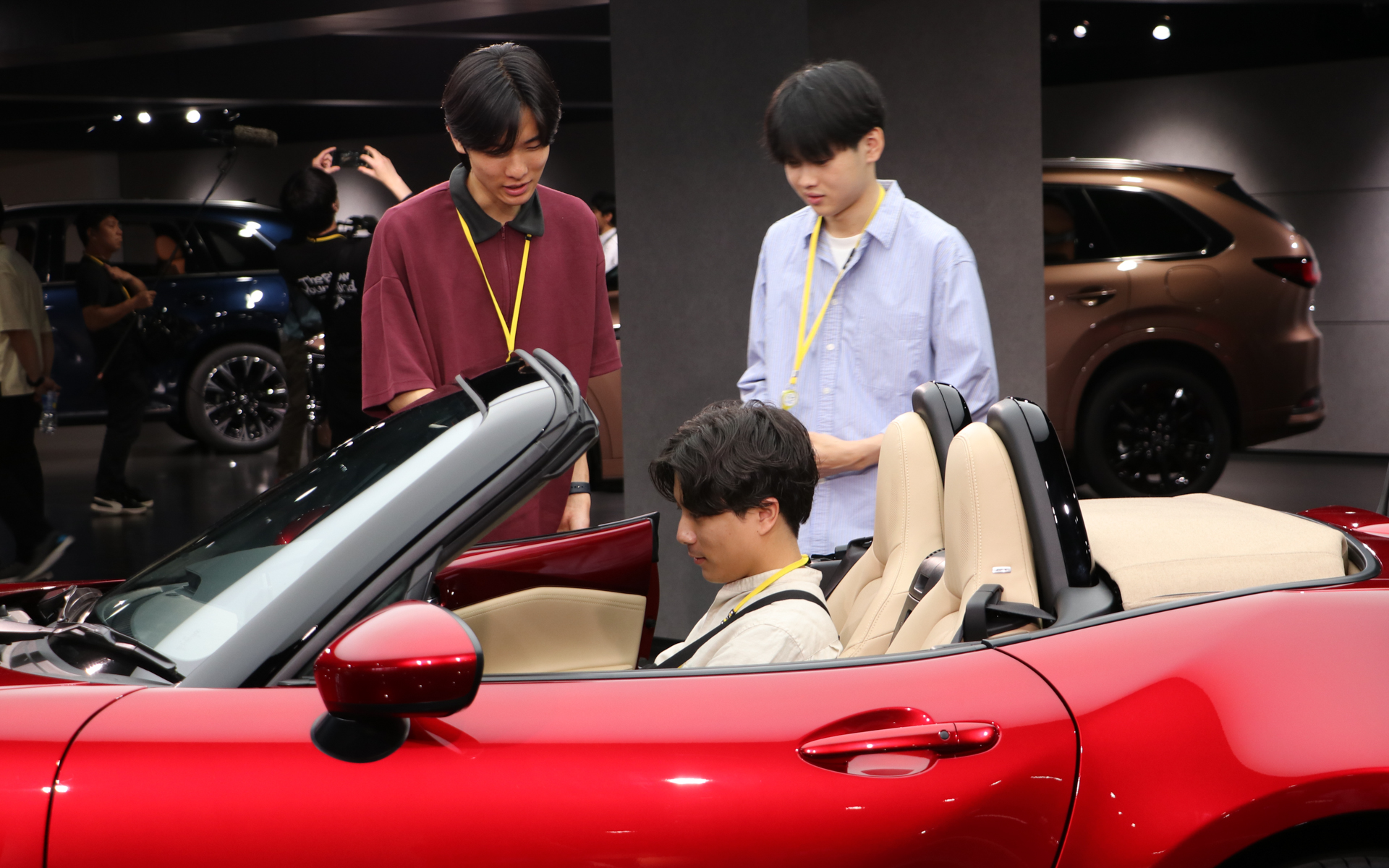 普段はロールバーの組まれたNR-Aに乗っているからか、「すごく高級感がありますね」と興味津々