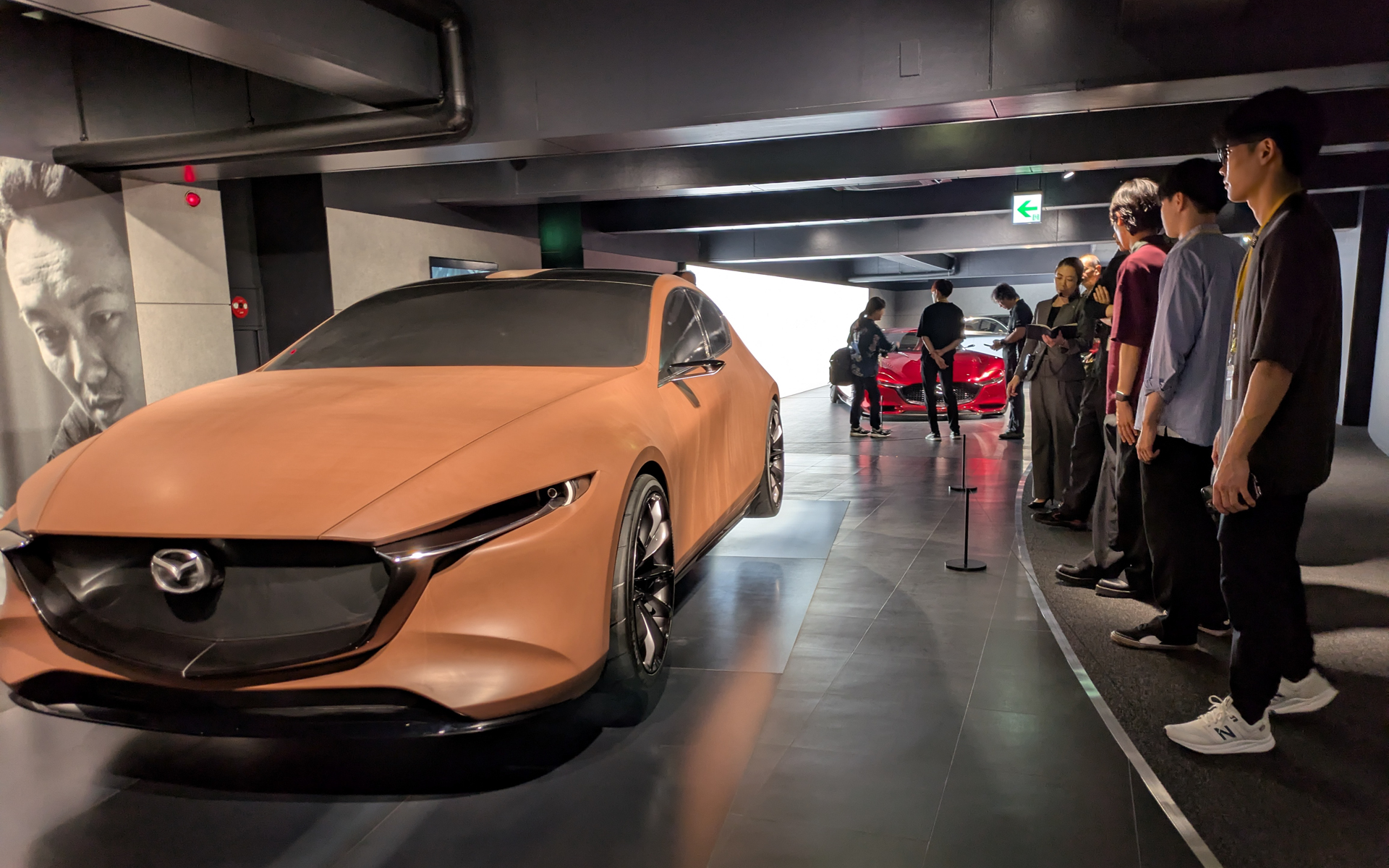 マツダの「鼓動デザイン」について説明を受ける3期生