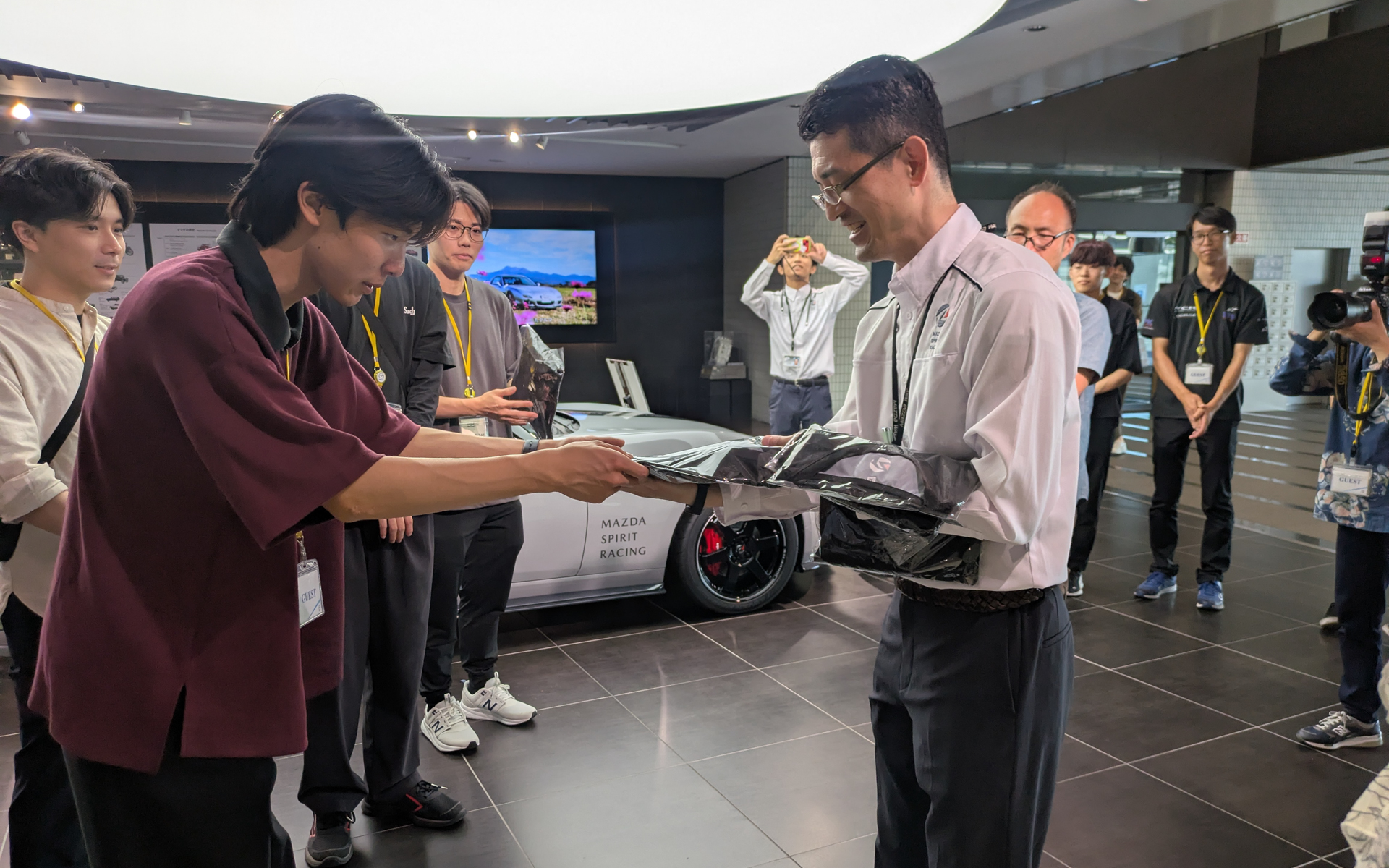 ミュージアム見学後にはチャレンジプログラム3期生用のネーム入りTシャツが配布された