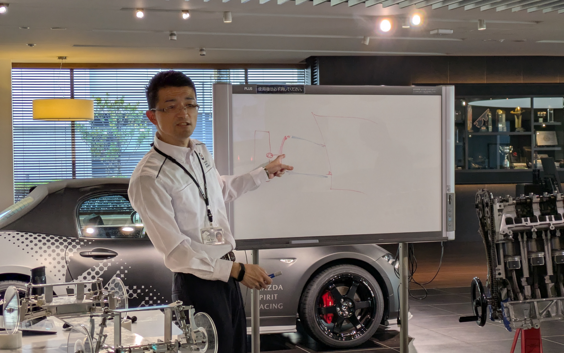 ホワイトボードにイラストを描いて分かりやすく説明する後藤氏