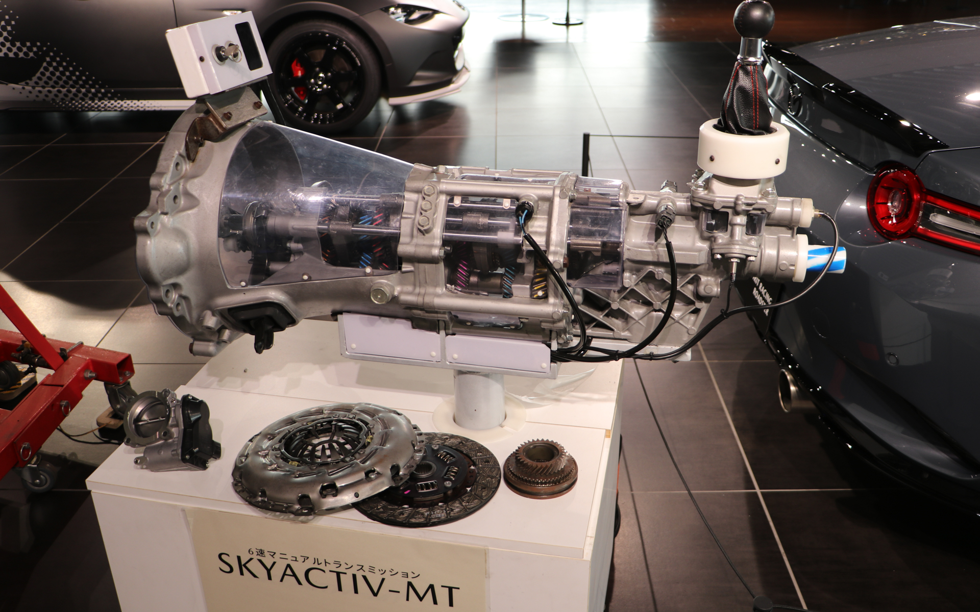 NDロードスターに搭載されている6速MTのカットモデル。電源を接続するとモニターに選択しているギヤが表示される