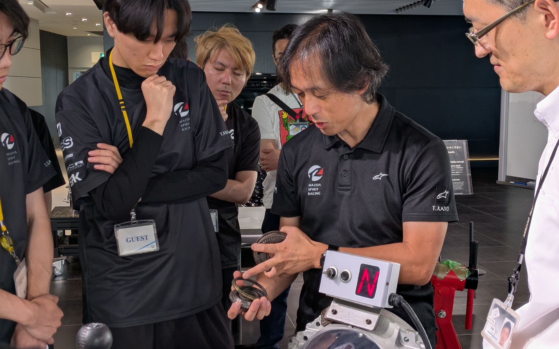 チャレンジプログラムのチーフインストラクターを務める加藤彰彬氏は、ミッションがどうして壊れてしまうのか、壊しにくい操作などを説明