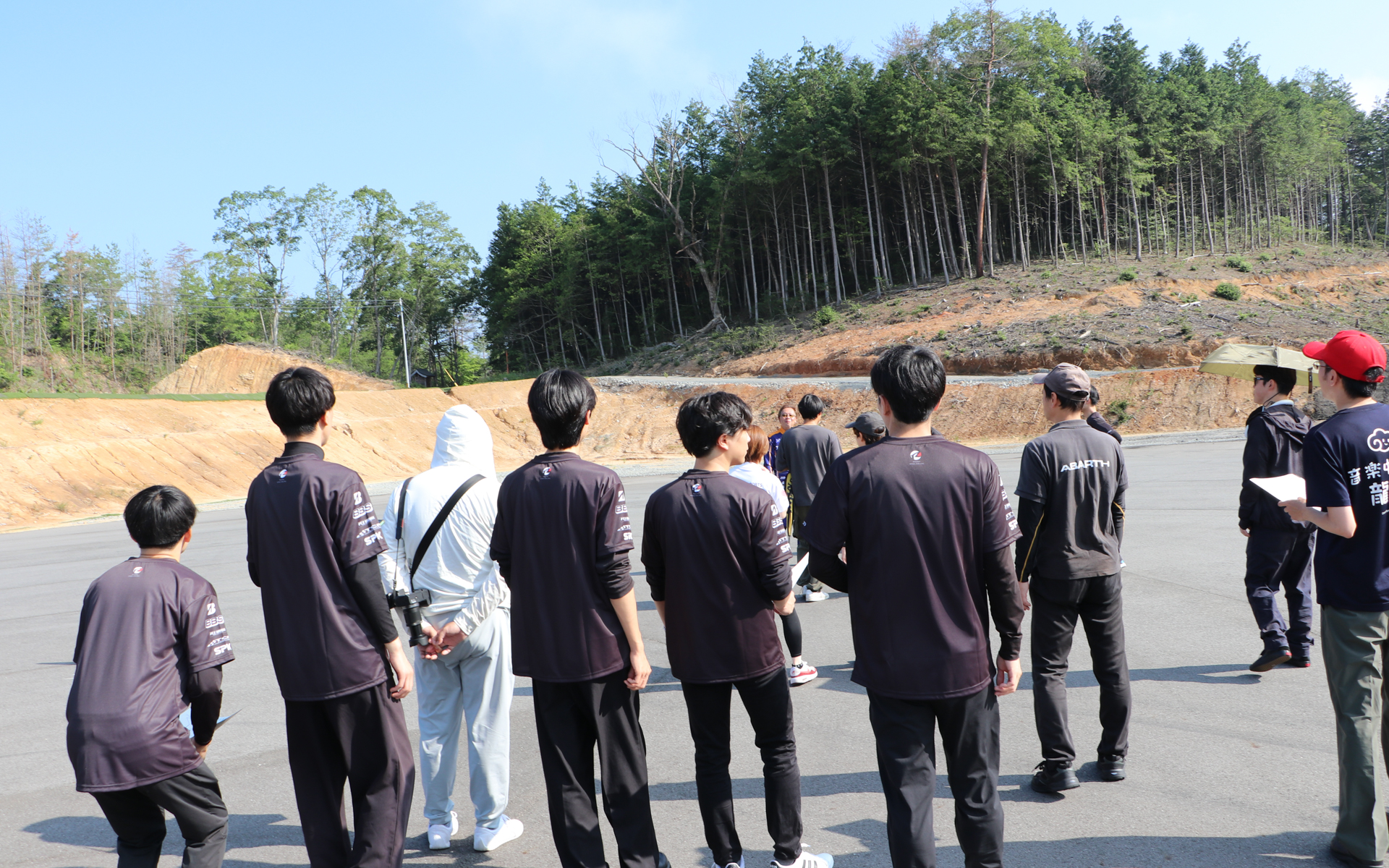 説明を聞きながら歩いてコースを確認