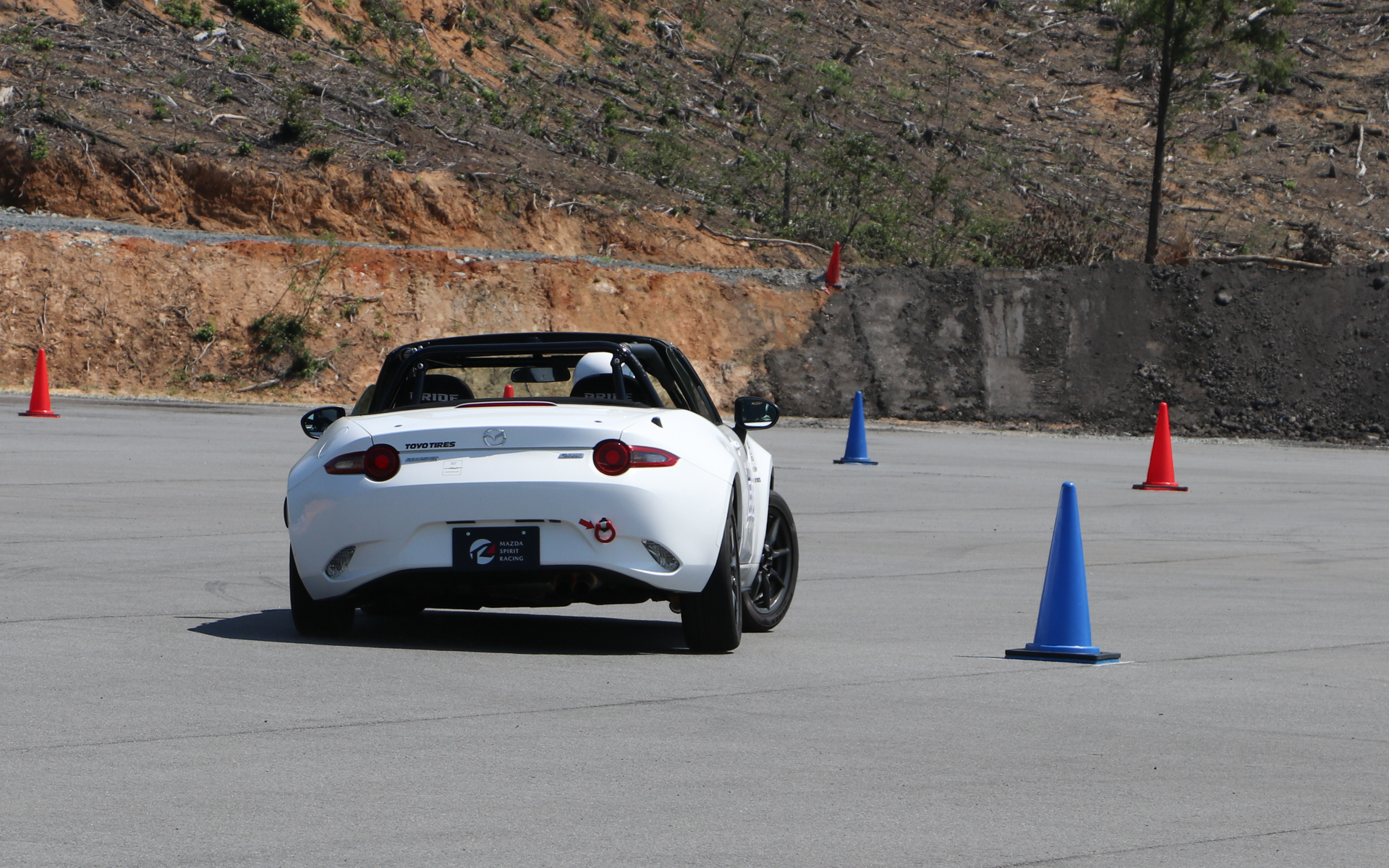 パイロンタッチは5秒加算となるため、どうしても寄せきれない選手が多かったが、アドバイザーは見事ギリギリに寄せていた