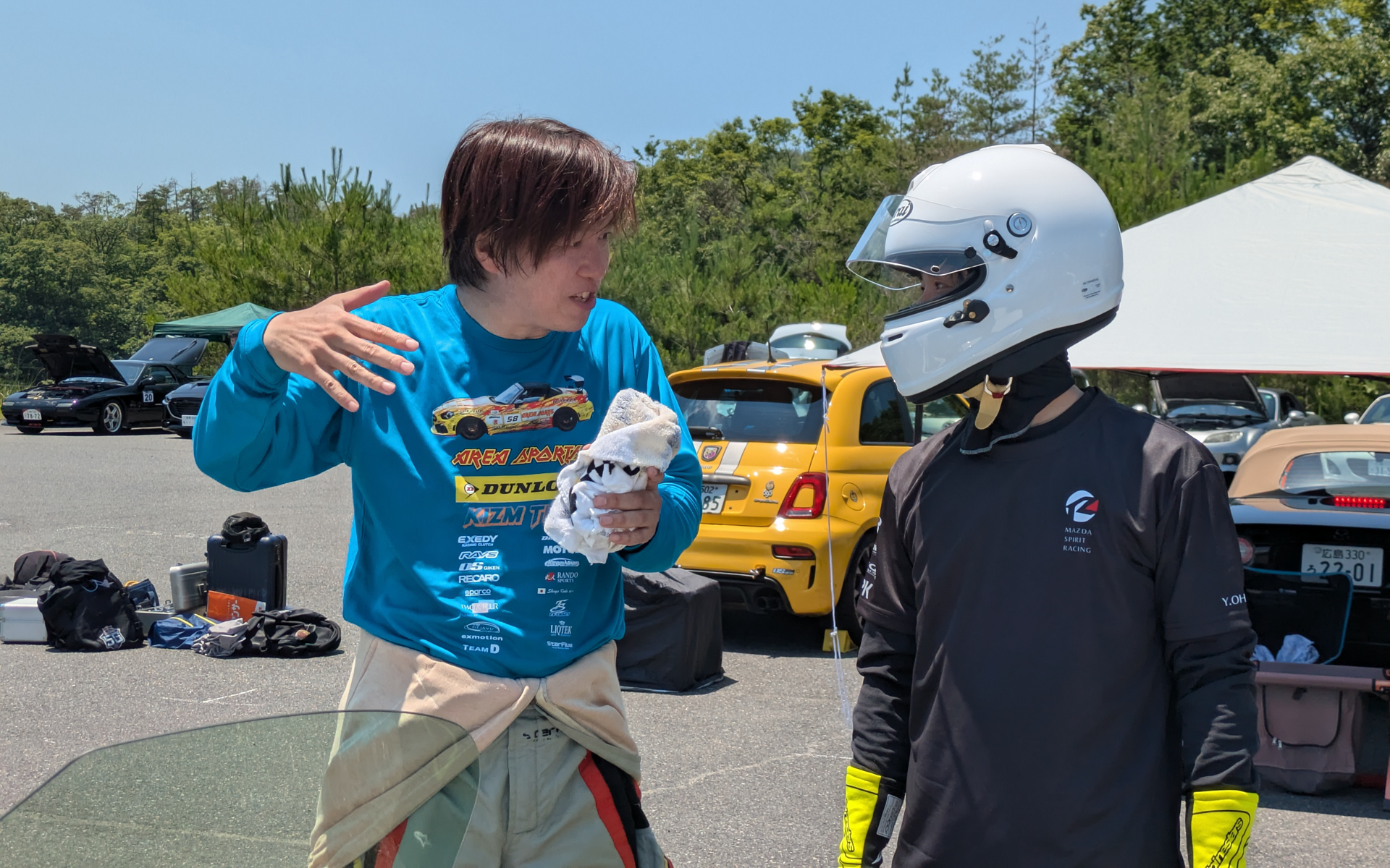 ジムカーナ・エクスペリエンス参加者は、走行後にアドバイザーからアドバイスをもらえる