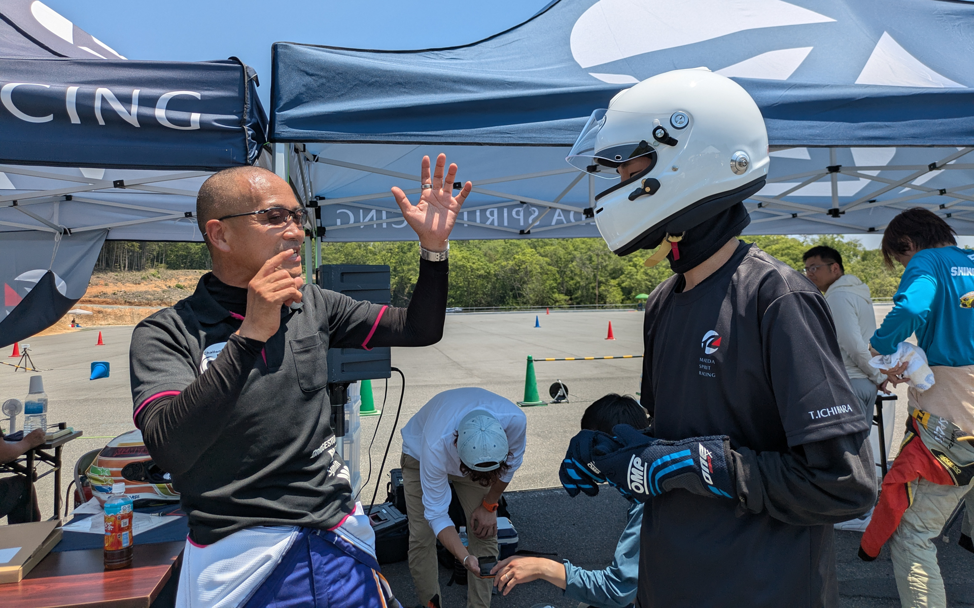 ジムカーナ・エクスペリエンス参加者は、走行後にアドバイザーからアドバイスをもらえる