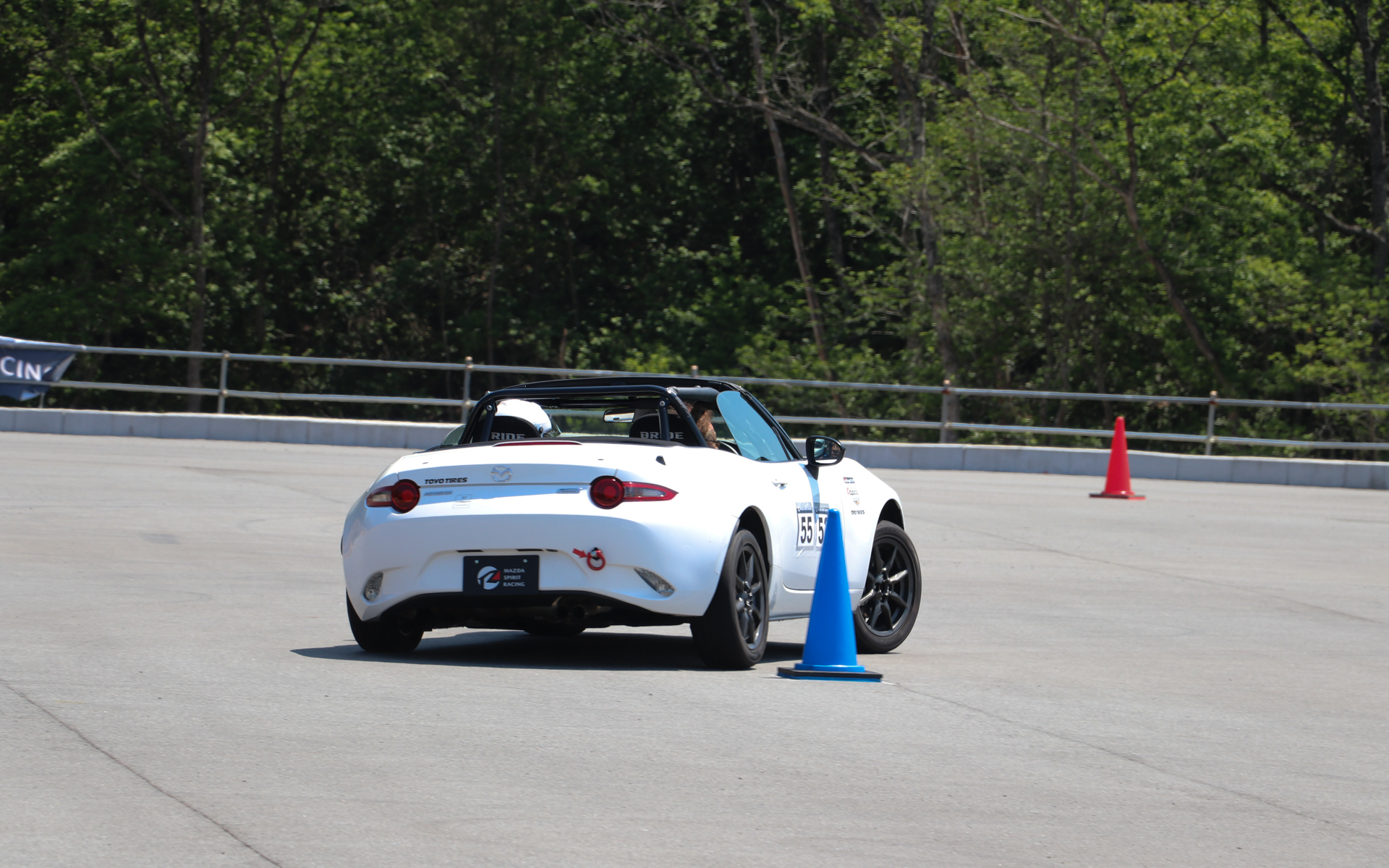 パイロンタッチは5秒加算となるため、どうしても寄せきれない選手が多かったが、アドバイザーは見事ギリギリに寄せていた