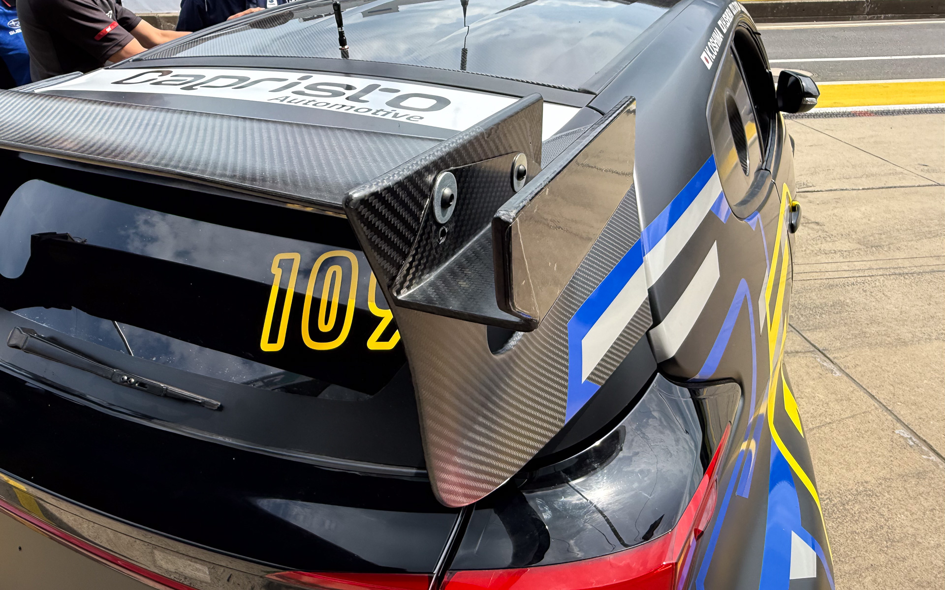 ニュルブルクリンク24時間レース仕様のリアウィング。空力的な理由からというより、ニュル24時間の参戦規定に合わすために両端が5cm延長されている