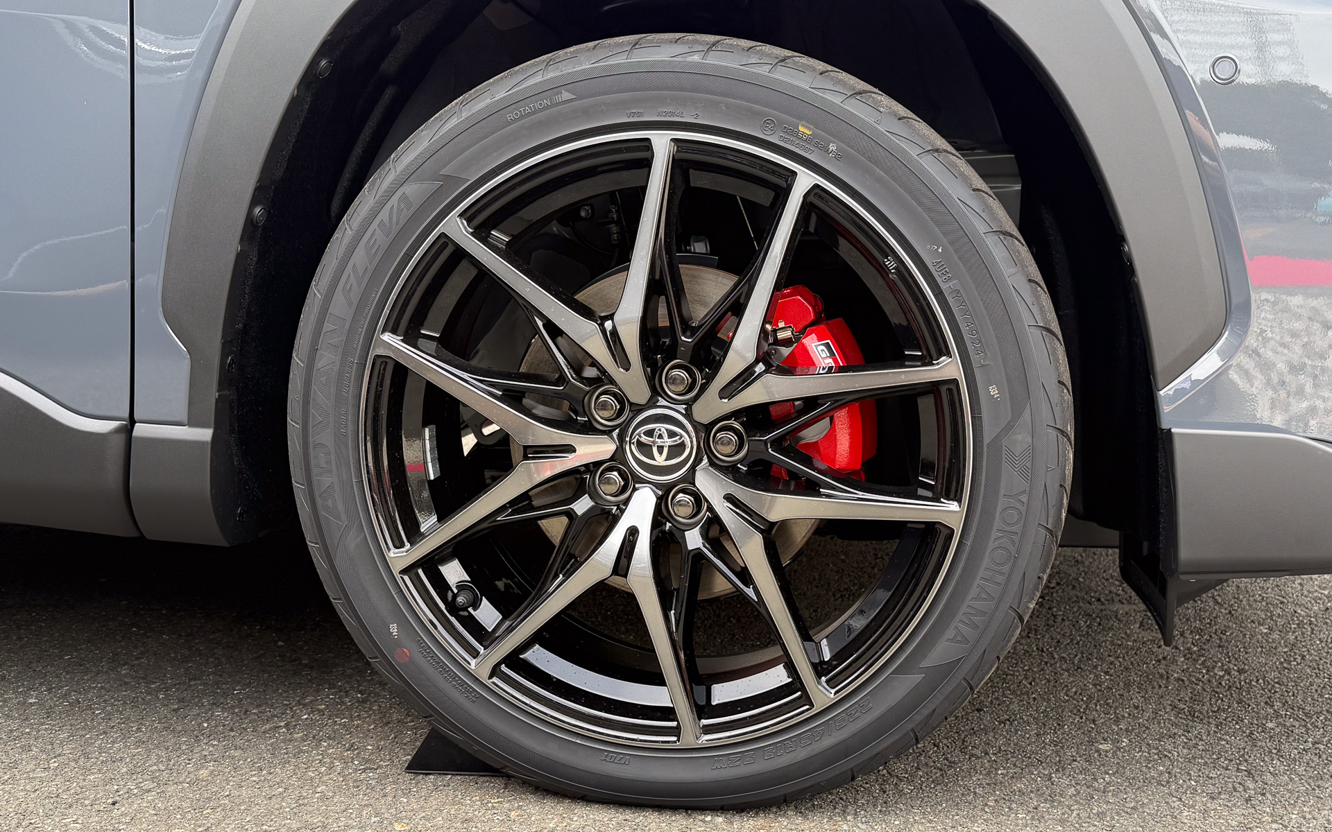 GRスポーツならではのホイールと車高の10mmダウンにより、スポーティさが増している