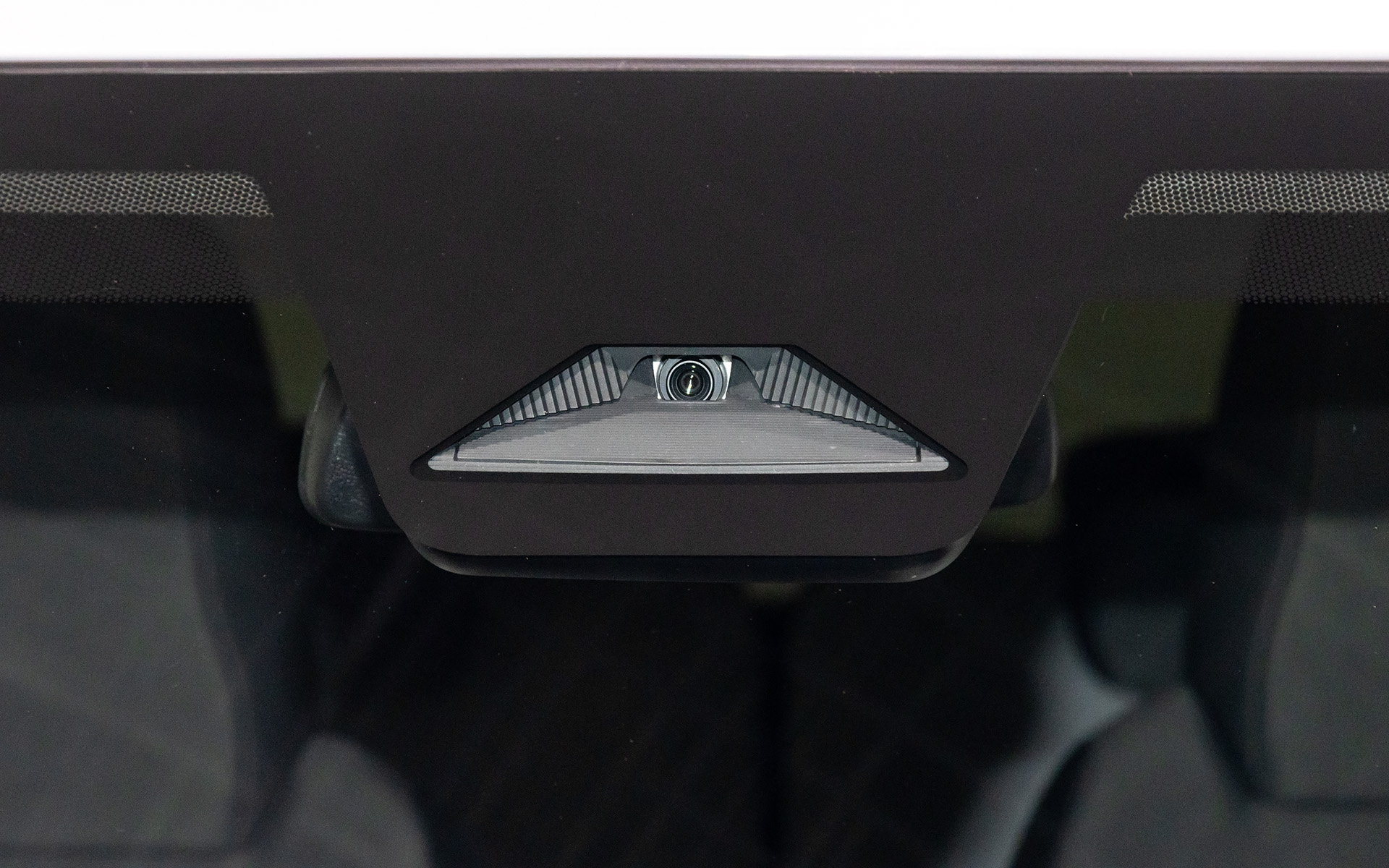 フロントウィンドウ上部にADAS用カメラ