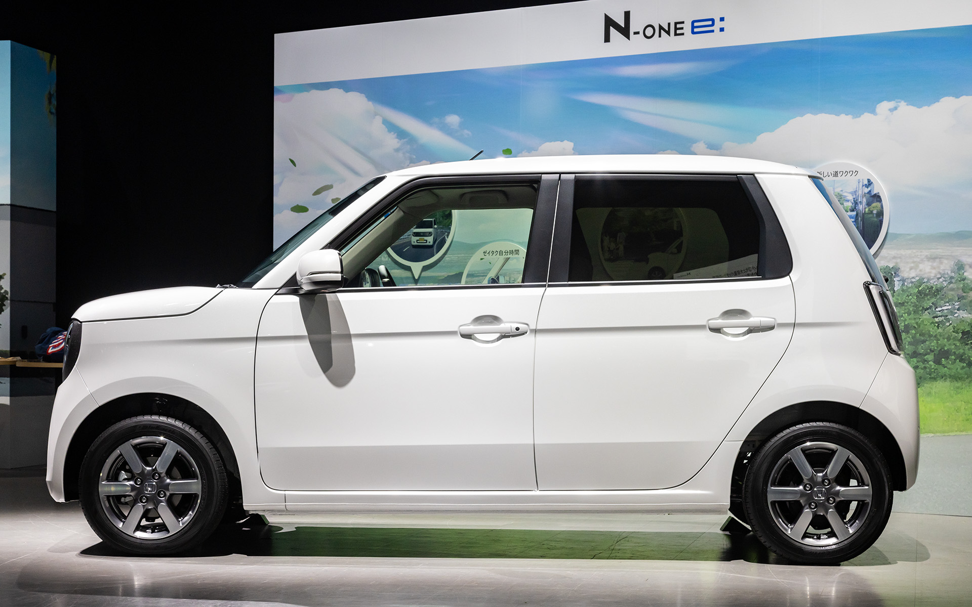 サイドビュー。前後ドアはガソリン車と共通。プラチナホワイト・パールの撮影車両は上級グレードの「e: L」