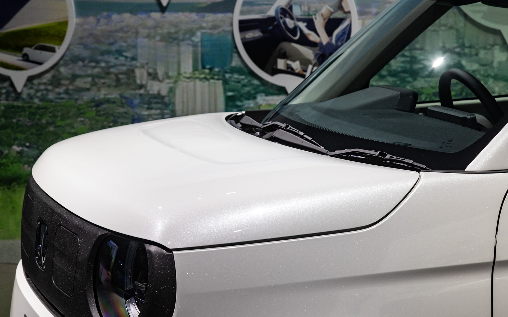 ボンネットはフェンダーまでまわり込んだ専用形状。上面にもアクセントとなる凹みがつけられている