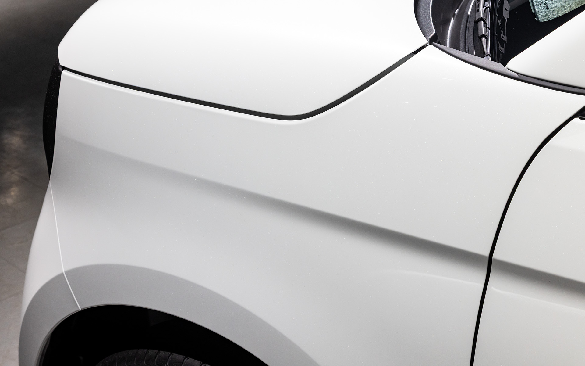 キャラクターラインはガソリン車よりヘッドライトに近いところまで刻まれている