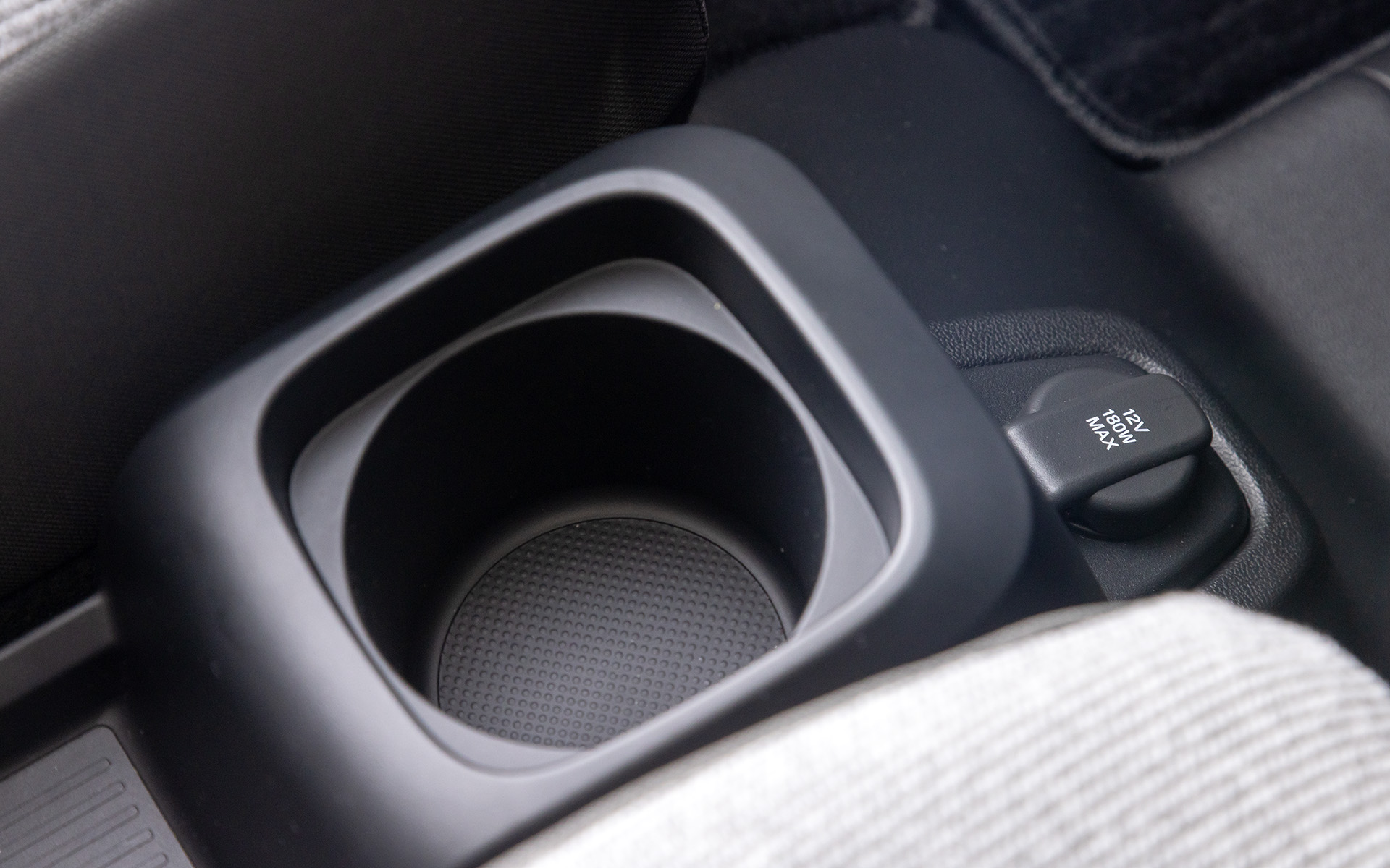 トレー先端にカップホルダーとDC12Vソケット