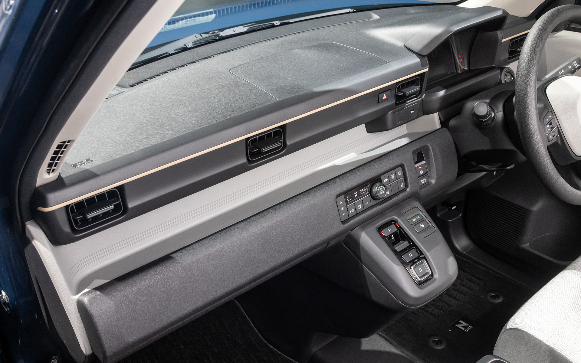 助手席前のトレーがより広く利用できる