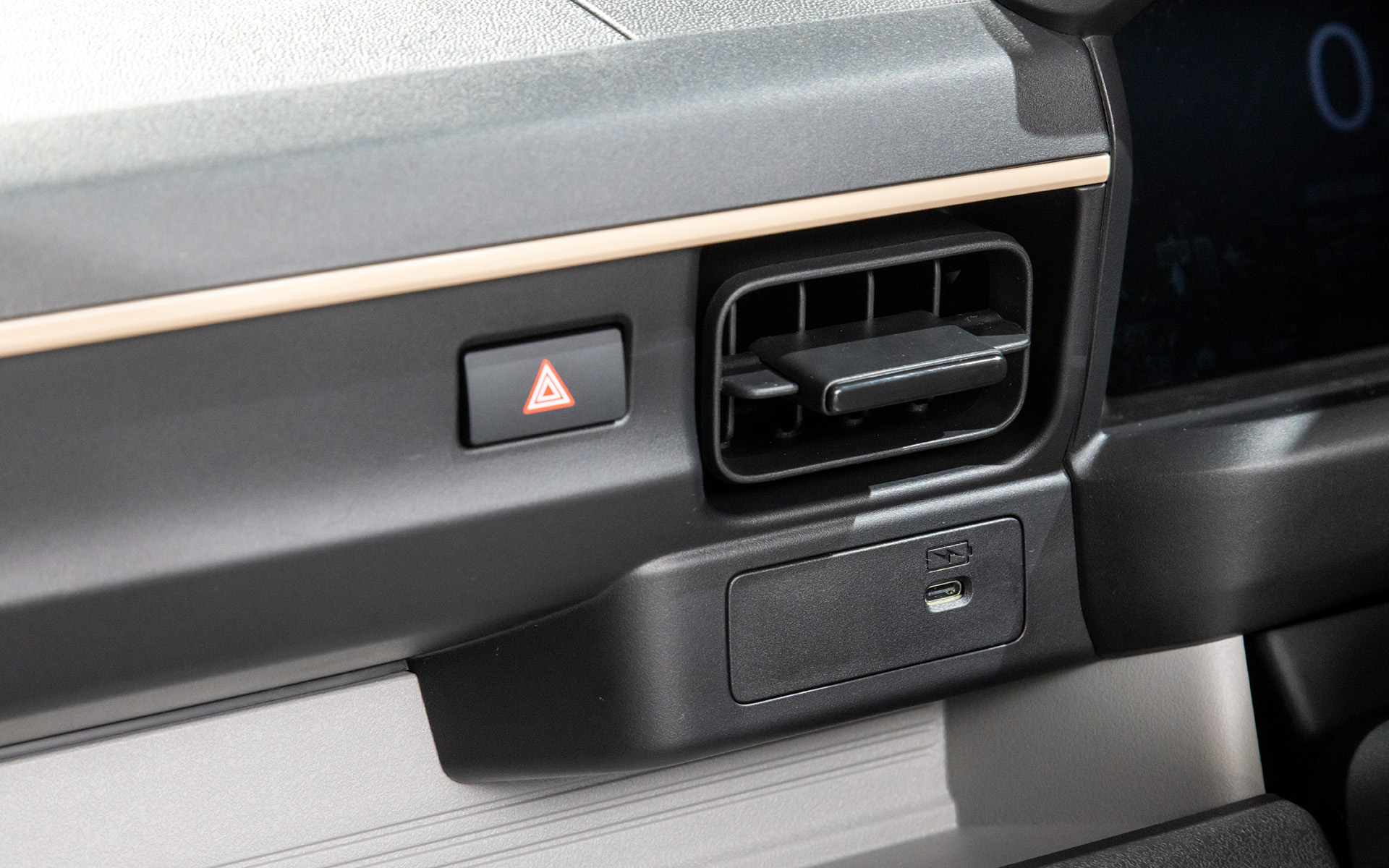 USB端子は充電用のタイプCのみ