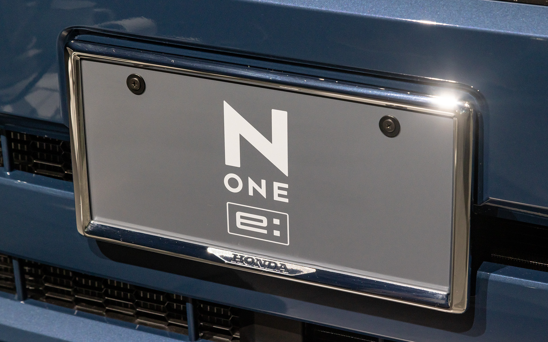 ナンバーをカバーするメッキのフレーム