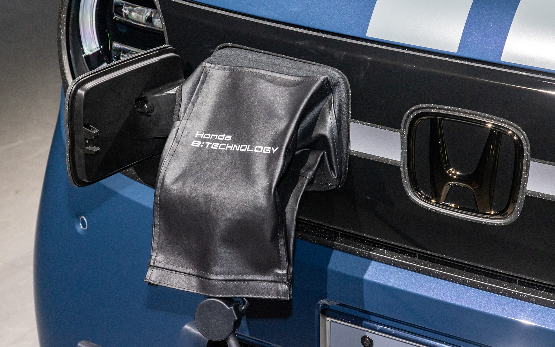 充電ポートを保護するポートリッドカバー