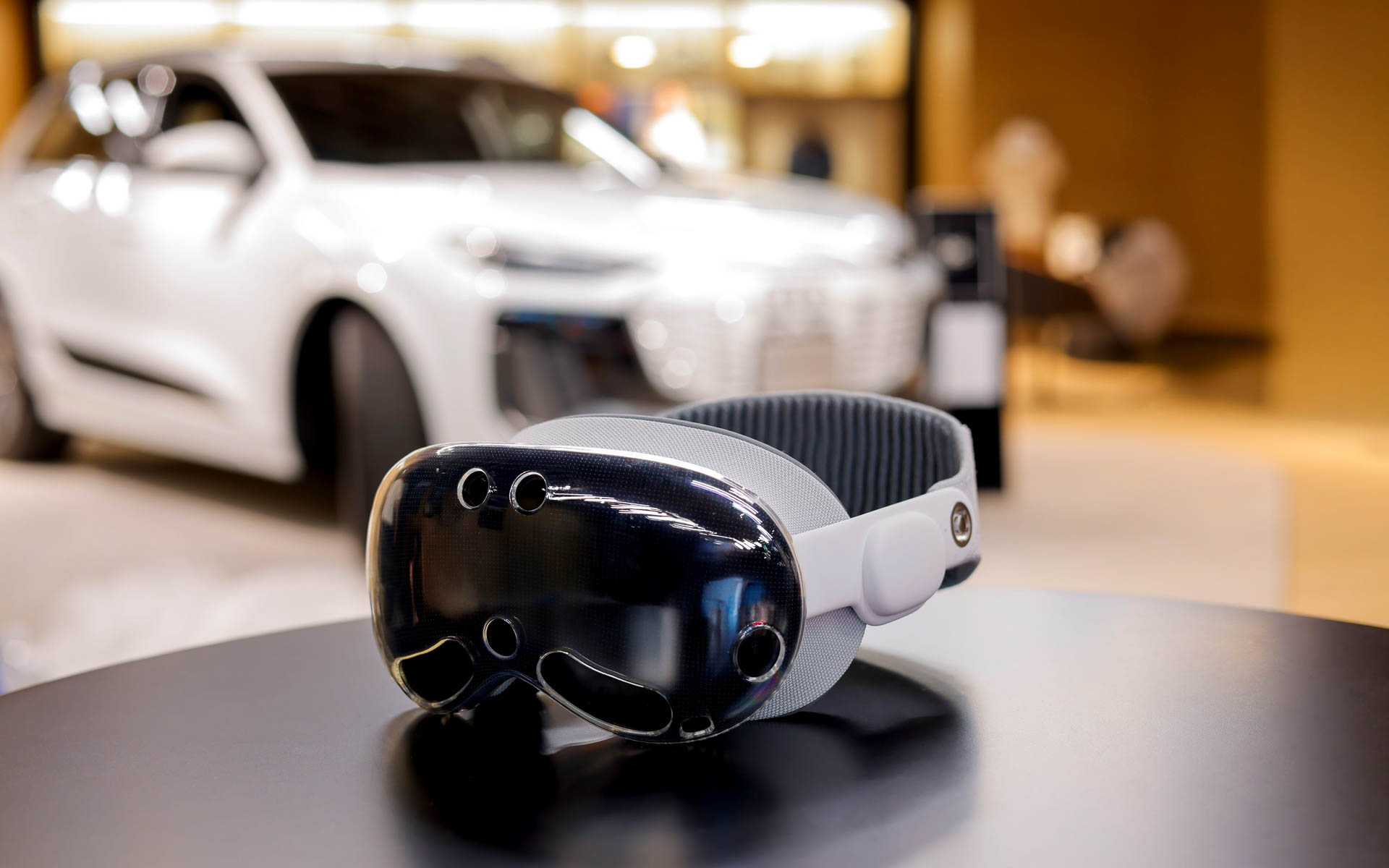 Audi City 銀座で「Q6 e-tron」をバーチャル展示