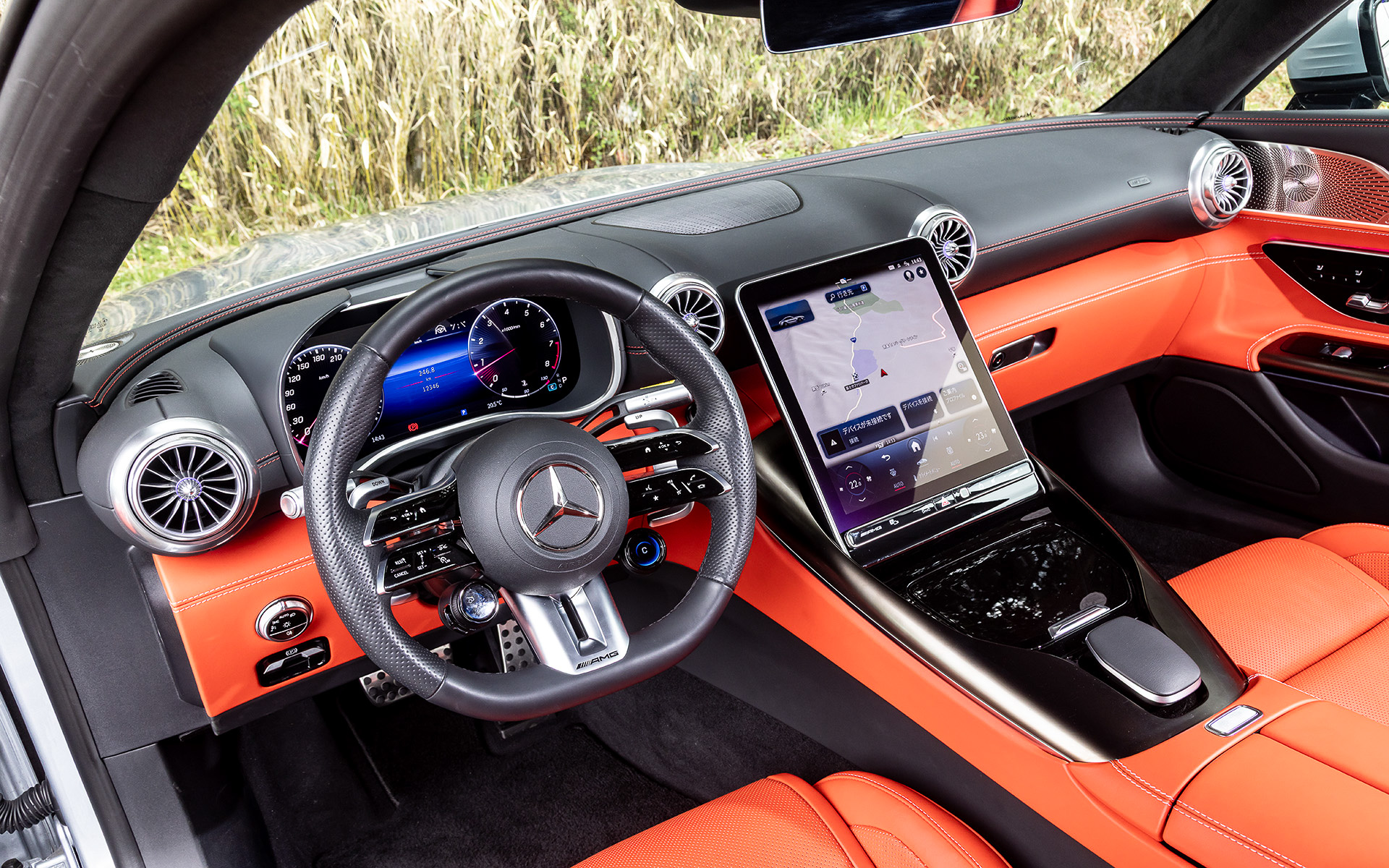 航空機からインスパイアされたという左右対称のダッシュボードは力強いウイング形状にデザインされ、タービンノズル型のエアアウトレットと合わせてスポーティな印象を付与。また、ワイドなセンターコンソール中央部にNACAダクトデザインを採用するとともに、11.9インチの縦型メディアディスプレイ、12.3インチのデジタルコックピットディスプレイなども装備する