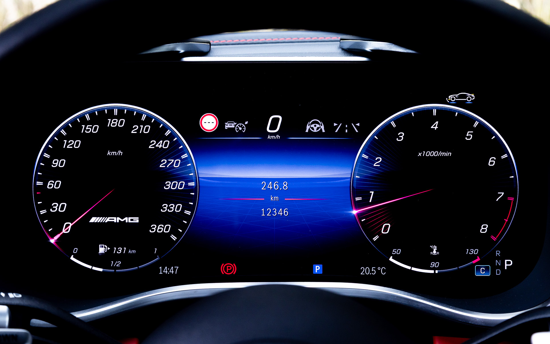 航空機からインスパイアされたという左右対称のダッシュボードは力強いウイング形状にデザインされ、タービンノズル型のエアアウトレットと合わせてスポーティな印象を付与。また、ワイドなセンターコンソール中央部にNACAダクトデザインを採用するとともに、11.9インチの縦型メディアディスプレイ、12.3インチのデジタルコックピットディスプレイなども装備する