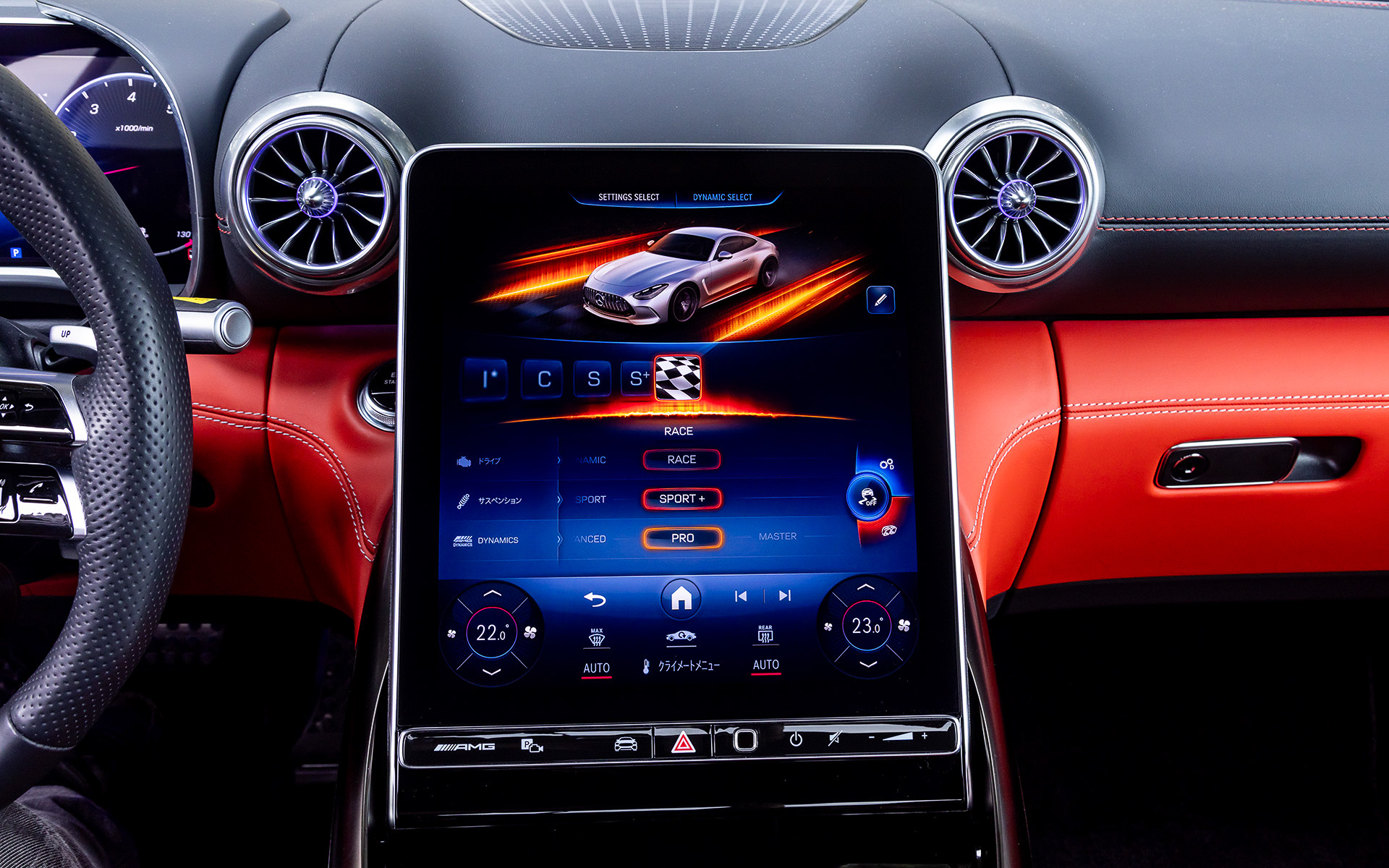 航空機からインスパイアされたという左右対称のダッシュボードは力強いウイング形状にデザインされ、タービンノズル型のエアアウトレットと合わせてスポーティな印象を付与。また、ワイドなセンターコンソール中央部にNACAダクトデザインを採用するとともに、11.9インチの縦型メディアディスプレイ、12.3インチのデジタルコックピットディスプレイなども装備する