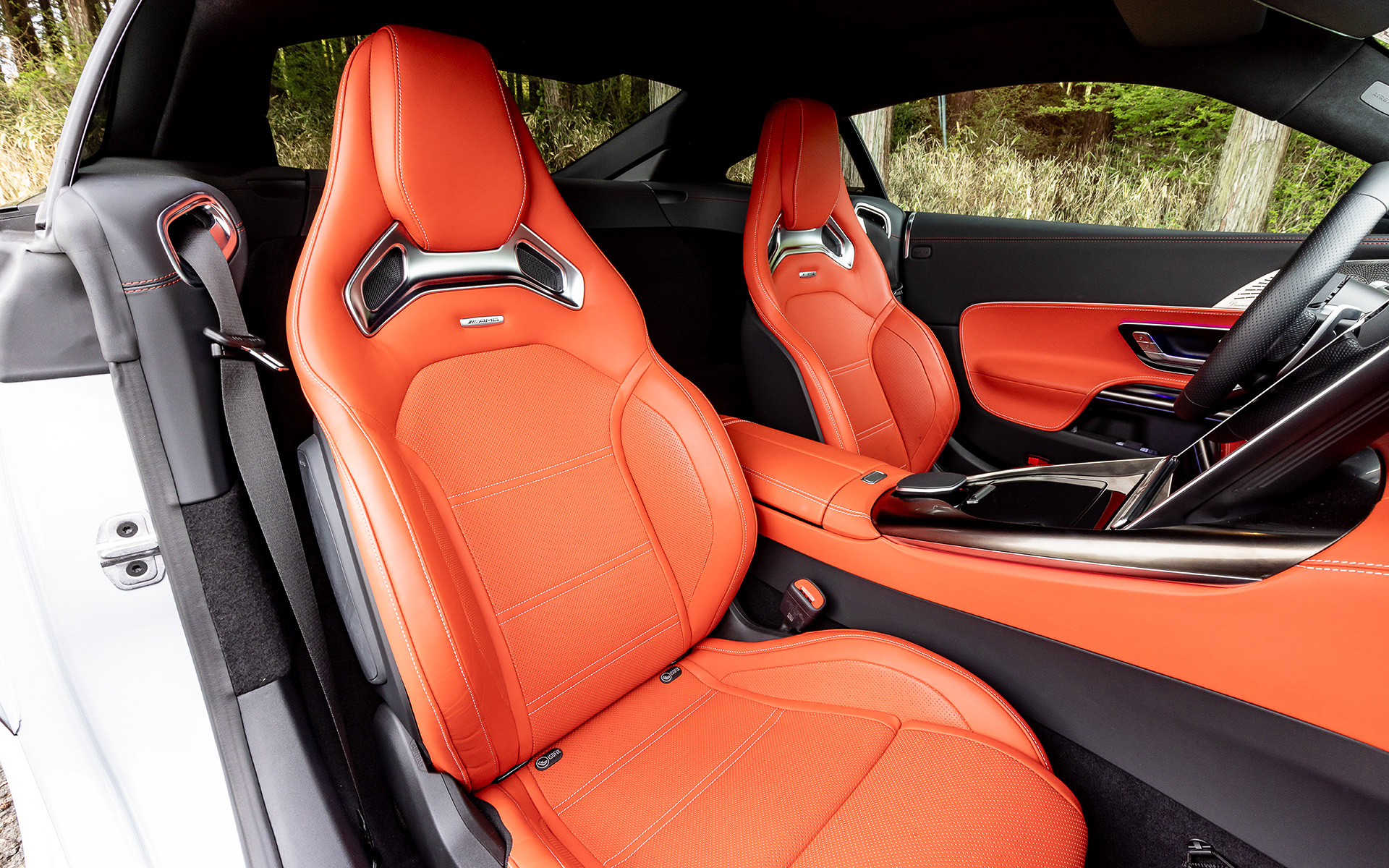 航空機からインスパイアされたという左右対称のダッシュボードは力強いウイング形状にデザインされ、タービンノズル型のエアアウトレットと合わせてスポーティな印象を付与。また、ワイドなセンターコンソール中央部にNACAダクトデザインを採用するとともに、11.9インチの縦型メディアディスプレイ、12.3インチのデジタルコックピットディスプレイなども装備する