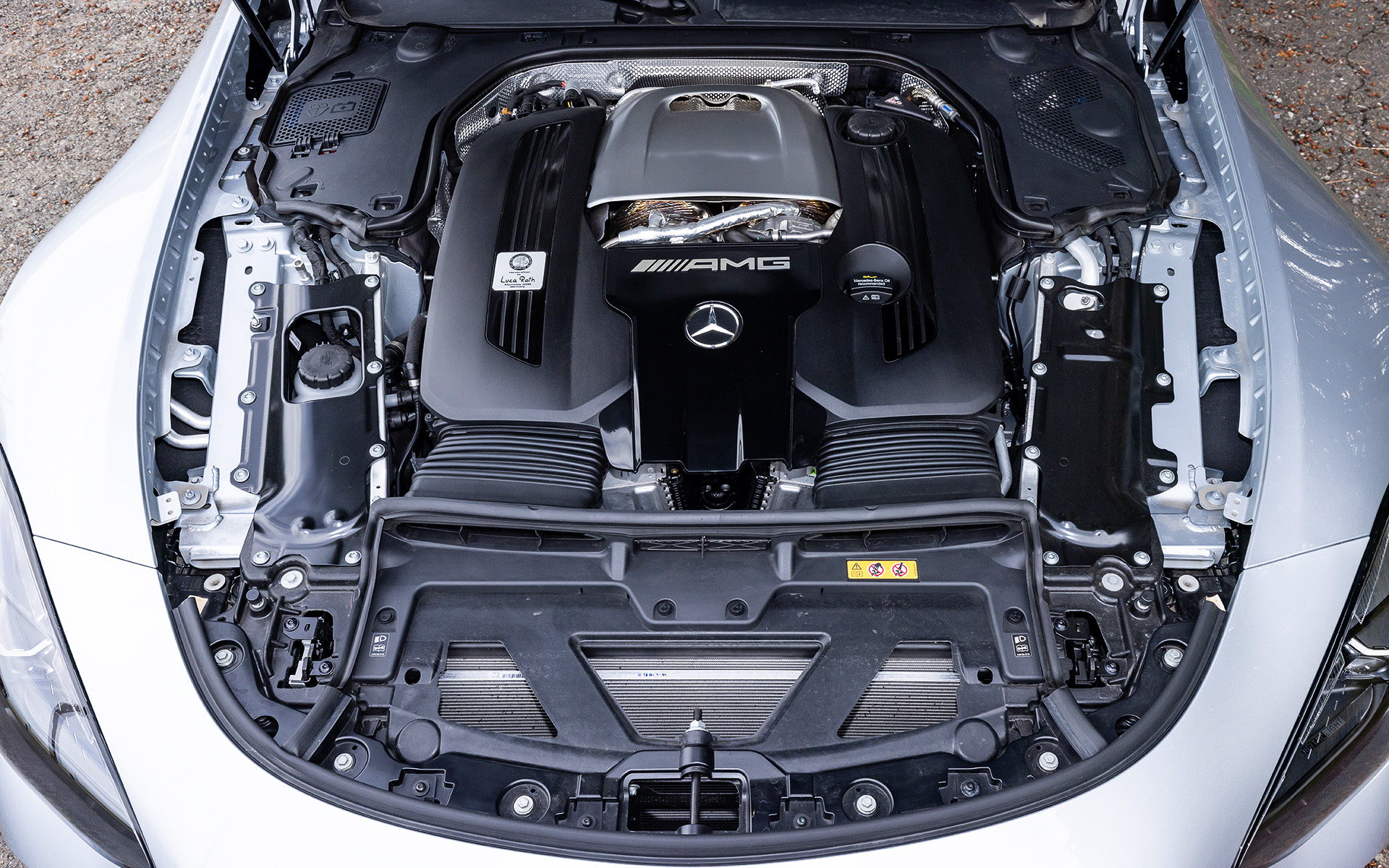 AMG GT 63 4MATIC＋ クーペが搭載するV型8気筒4.0リッターツインターボ「M177」型エンジンは、最高出力430kW（585PS）/5500-6500rpm、最大トルク800Nm/2500-5000rpmを発生。トランスミッションにはAMGスピードシフトMCT 9速トランスミッションを備え、メルセデスAMG GTクーペとして初めて四輪駆動システムであるAMG 4MATIC＋を採用した