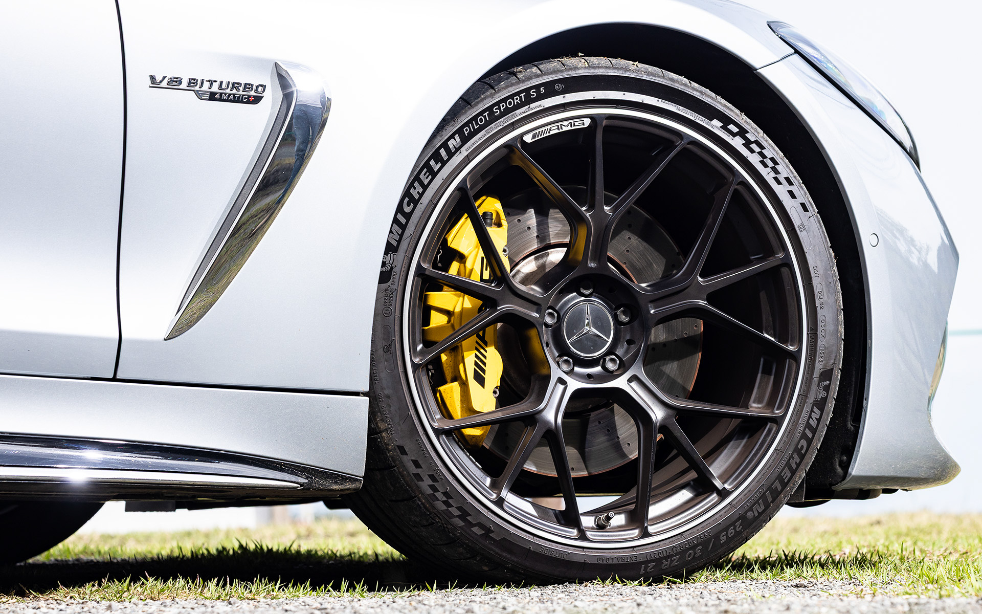 足下は21インチAMGアルミホイール（鍛造）にミシュランのハイスペックスポーツタイヤ「パイロット スポーツ S 5」（フロント：295/30R21、リア：305/30R21）をセット