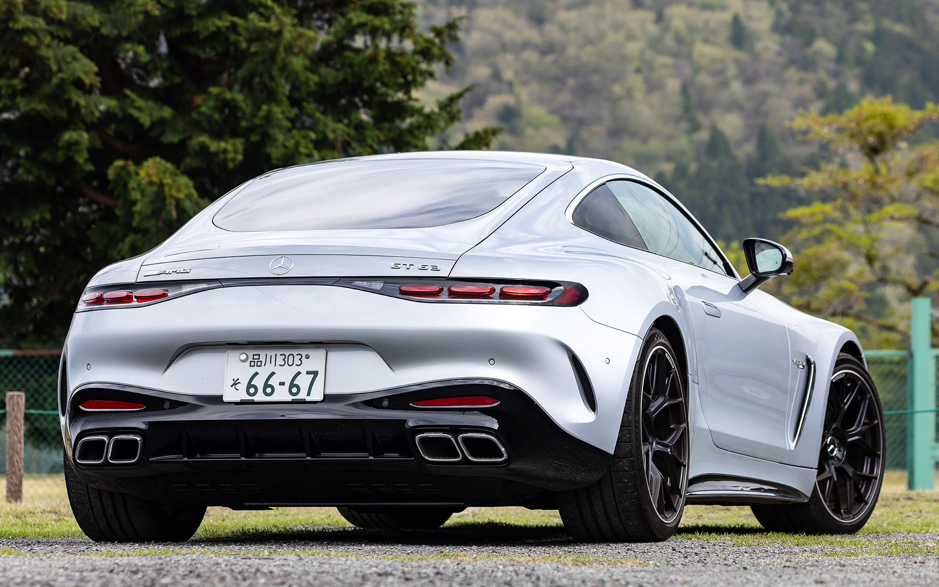 今回試乗したのは、2024年4月に受注を開始した新型「AMG GT 63 4MATIC＋ クーペ」（2750万円）。エクステリアではワイドな専用フロントグリルや力強く張り出した前後フェンダー、新デザインのデュアルエグゾーストエンドを一体化したハイグロスブラックのディフューザーなどを採用する。ボディサイズは4730×1985×1355mm（全長×全幅×全高）、ホイールベースは2700mm