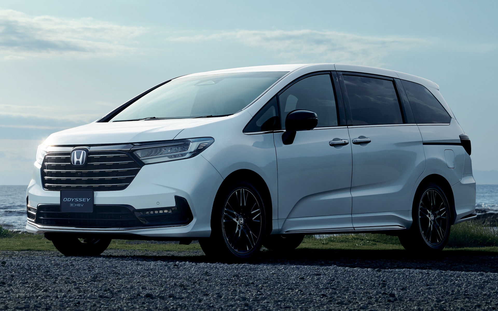 ホンダ「オデッセイ」の純正アクセサリーにロールカーテンシェードが追加された