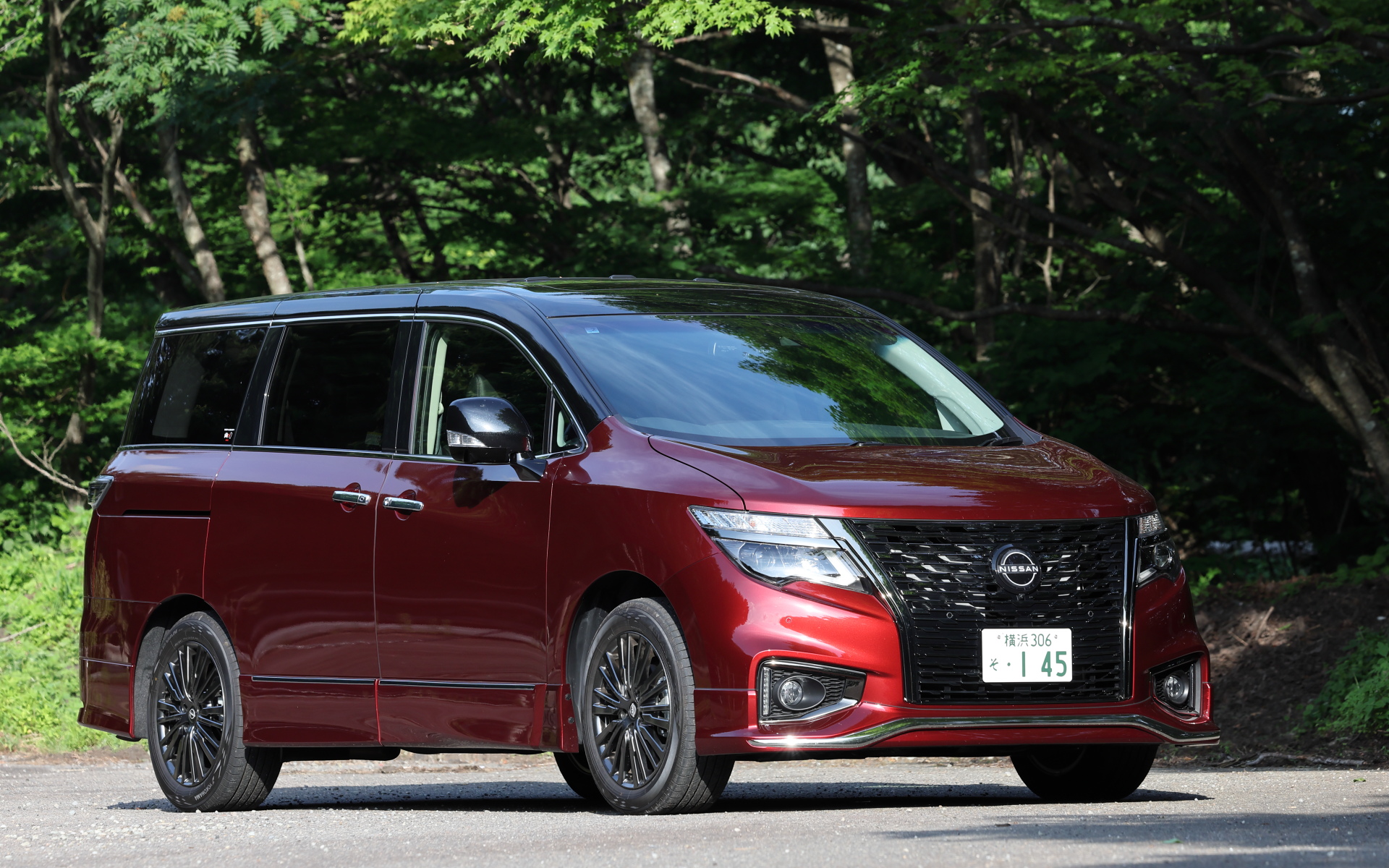 2010年にデビューし、はや15年が経過した現行エルグランド。2026年度の発売が予告されている次期エルグランドを想像しつつ、今回は2024年4月に「インテリジェント アラウンドビューモニター（移動物 検知機能付）」「ディスプレイ付自動防眩式ルームミラー」を全車に標準装備した一部改良モデルの「350 ハイウェイスター プレミアム アーバンクロム」（567万8200円）に乗った。ボディサイズは4965×1850×1815mm（全長×全幅×全高）、ホイールベースは3000mm