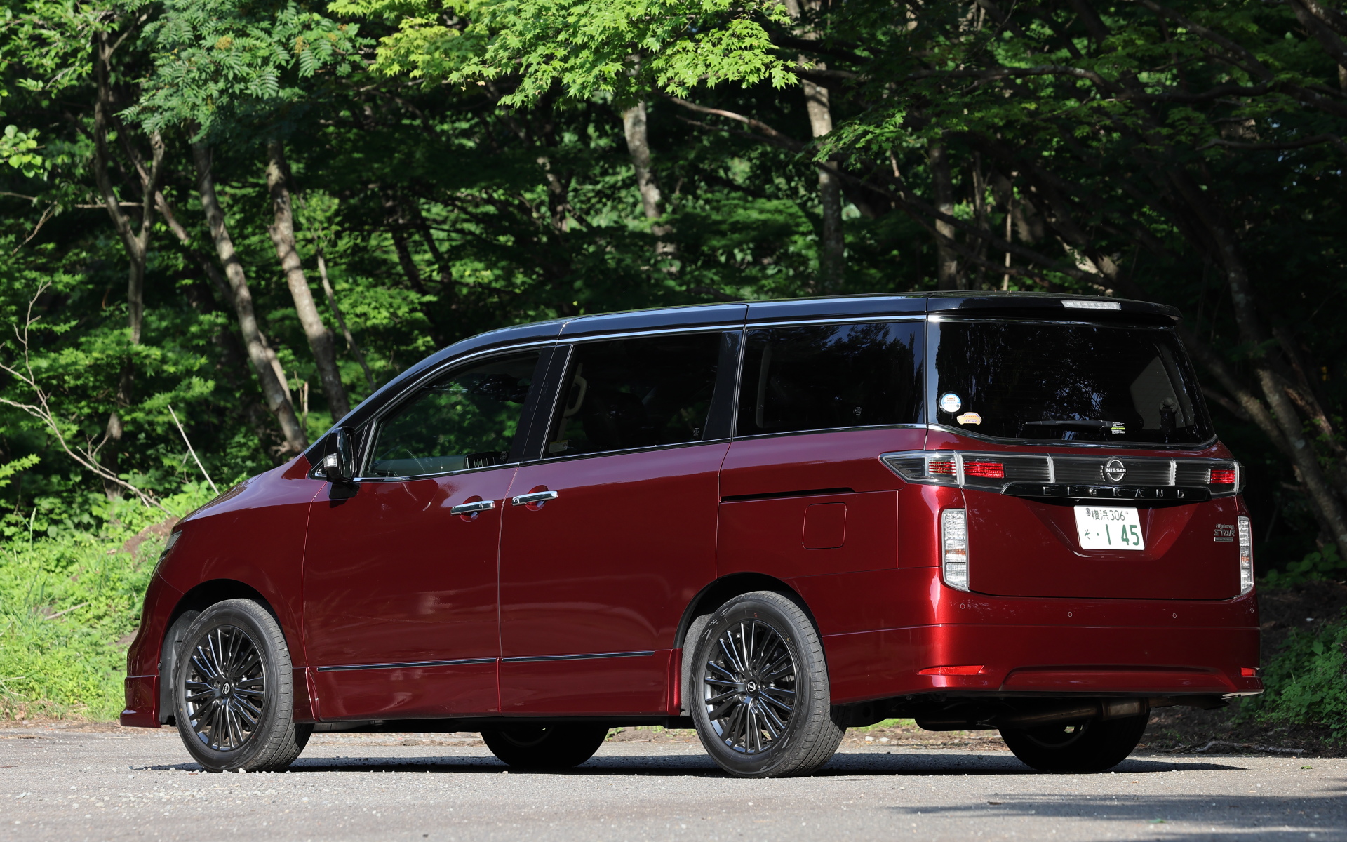 2010年にデビューし、はや15年が経過した現行エルグランド。2026年度の発売が予告されている次期エルグランドを想像しつつ、今回は2024年4月に「インテリジェント アラウンドビューモニター（移動物 検知機能付）」「ディスプレイ付自動防眩式ルームミラー」を全車に標準装備した一部改良モデルの「350 ハイウェイスター プレミアム アーバンクロム」（567万8200円）に乗った。ボディサイズは4965×1850×1815mm（全長×全幅×全高）、ホイールベースは3000mm