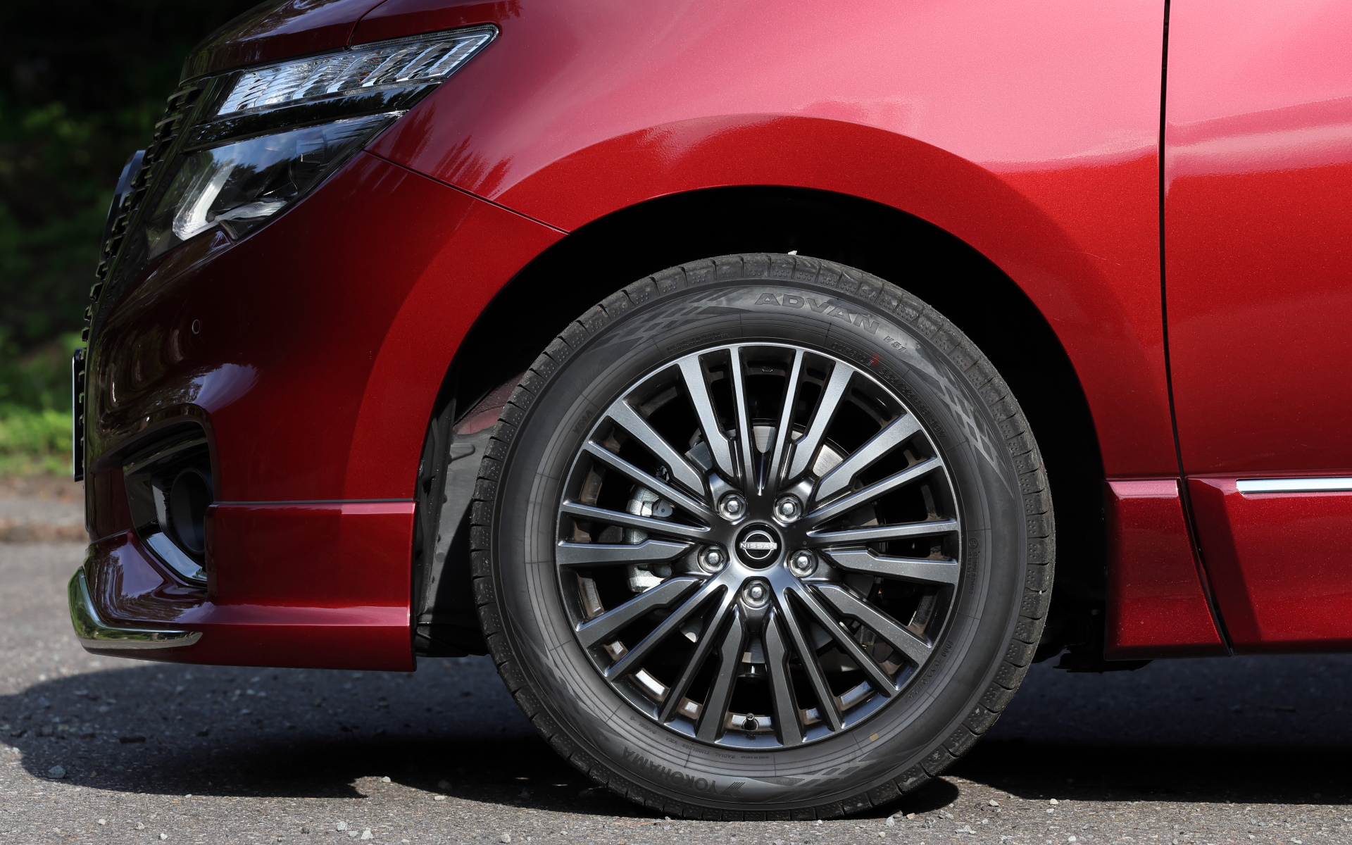 足下は18インチアルミホイールに横浜ゴム「ADVAN V51」（225/55R18）の組み合わせ