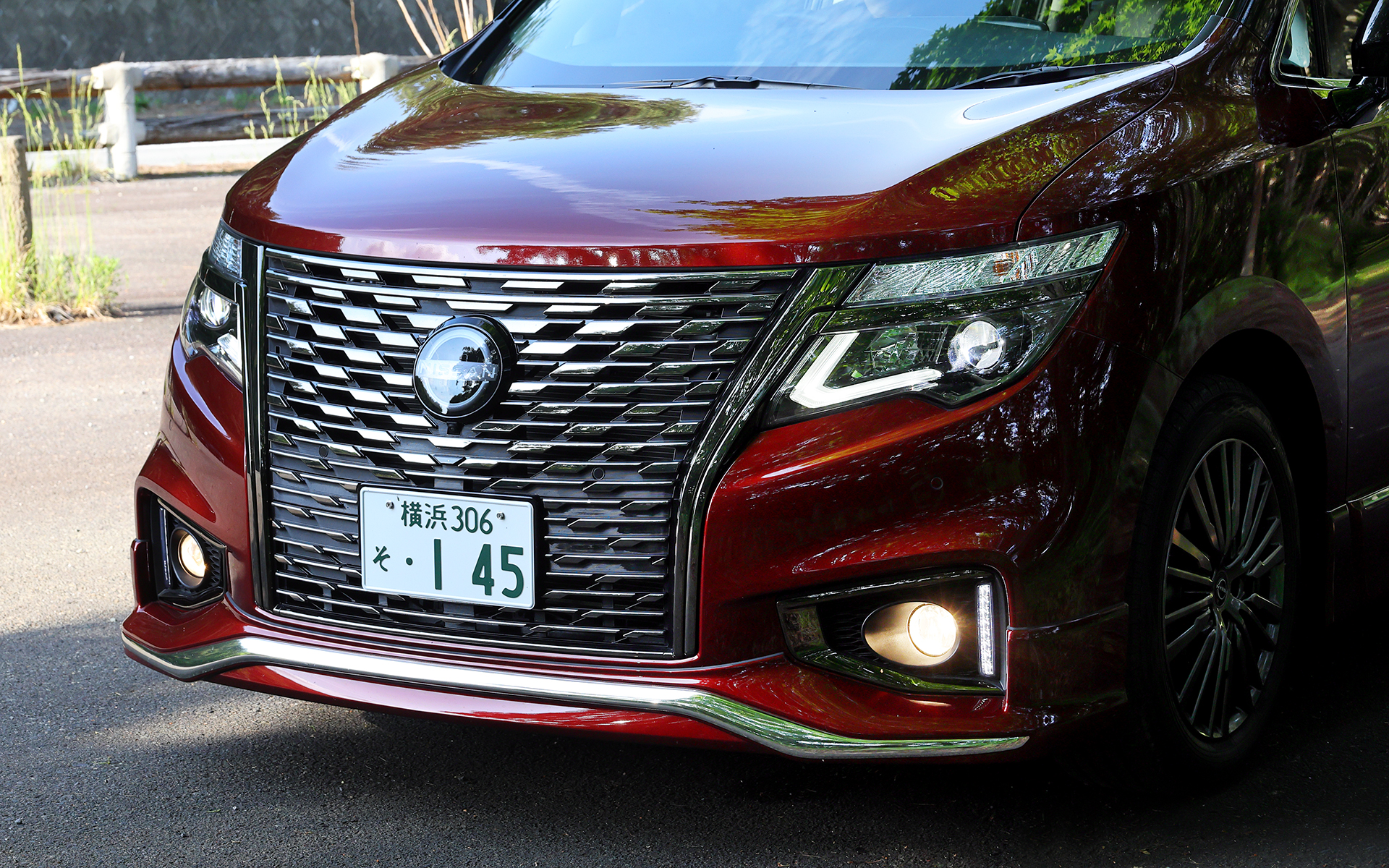 外観では力強さに磨きをかけたフロントグリルが特徴的。ボディカラーはディープクリムゾン/ミッドナイトブラックの2トーン