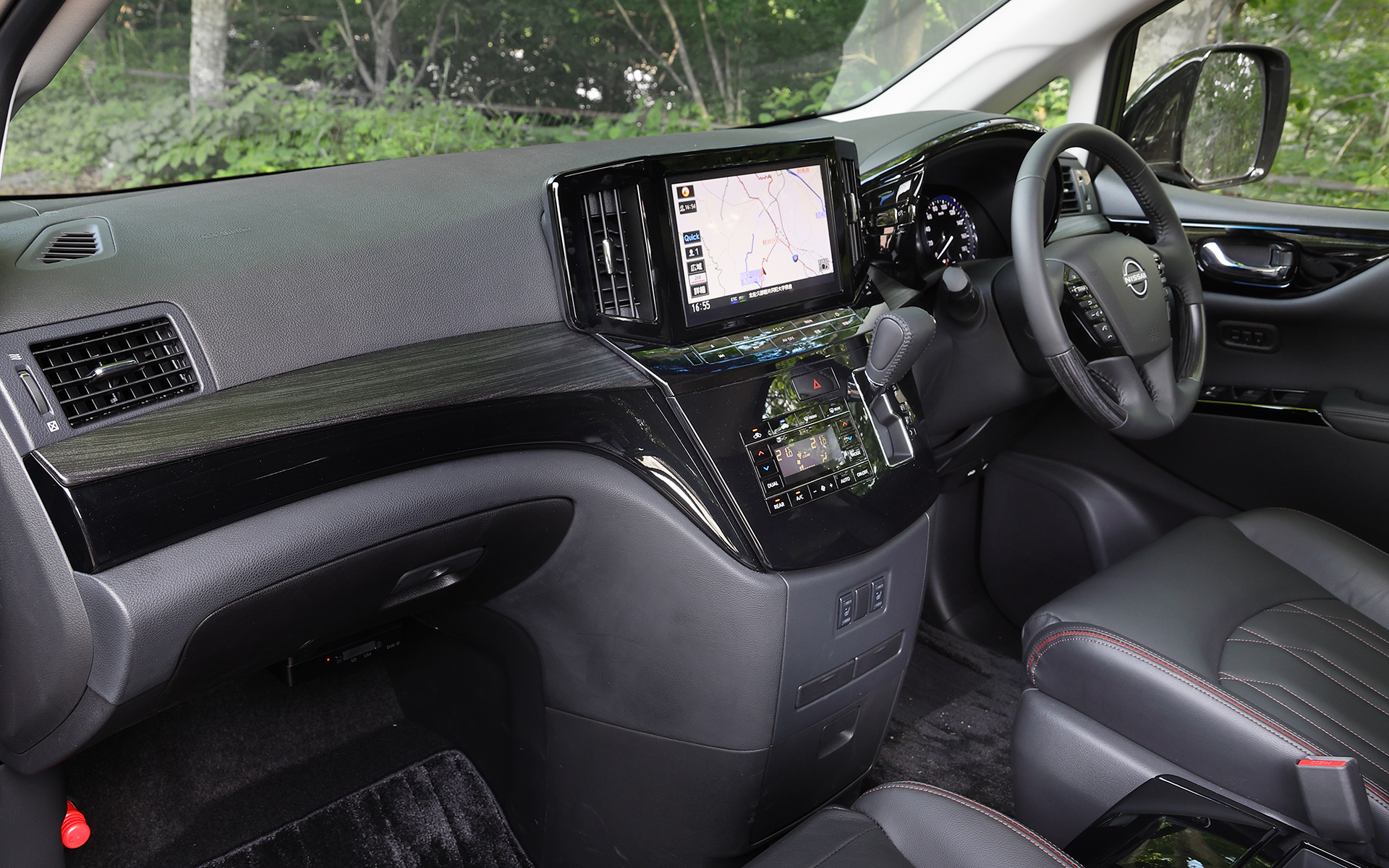 インテリアではピアノブラックでまとめた10インチの大型ディスプレイを採用するほか、プレミアムシートは連続したキルティングパターンを用い、高級でモダンな印象に仕上げている