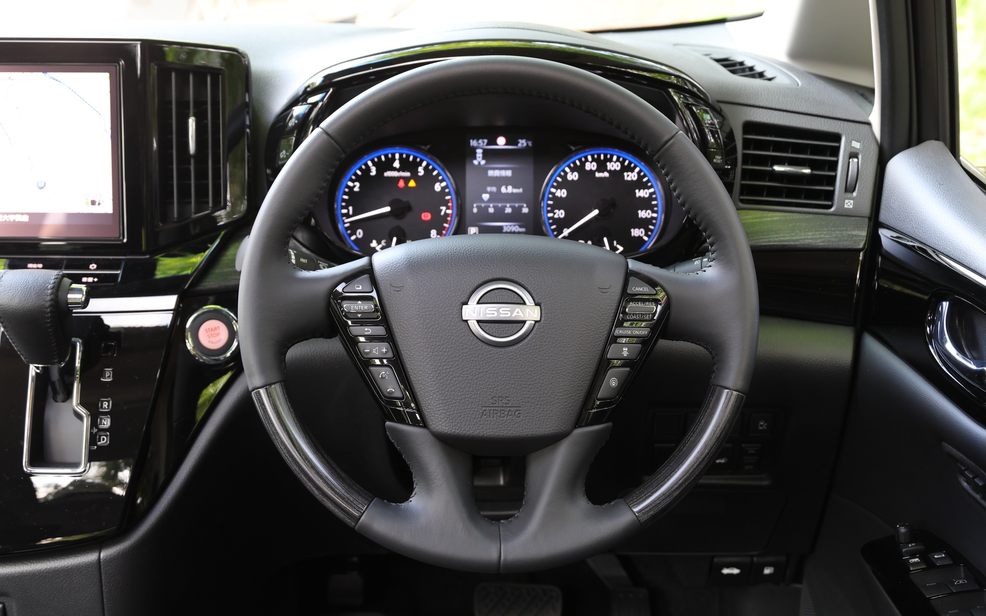 インテリアではピアノブラックでまとめた10インチの大型ディスプレイを採用するほか、プレミアムシートは連続したキルティングパターンを用い、高級でモダンな印象に仕上げている