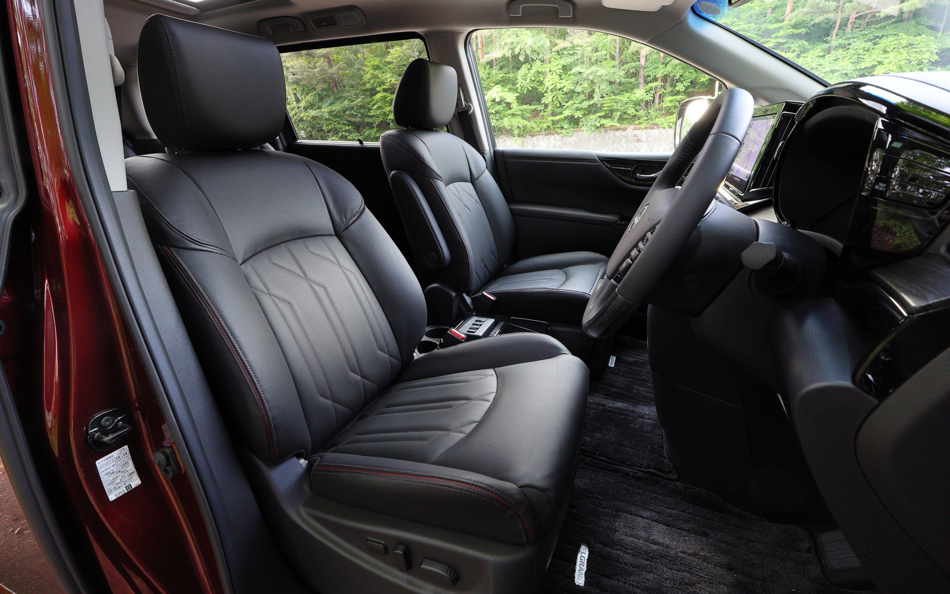 インテリアではピアノブラックでまとめた10インチの大型ディスプレイを採用するほか、プレミアムシートは連続したキルティングパターンを用い、高級でモダンな印象に仕上げている