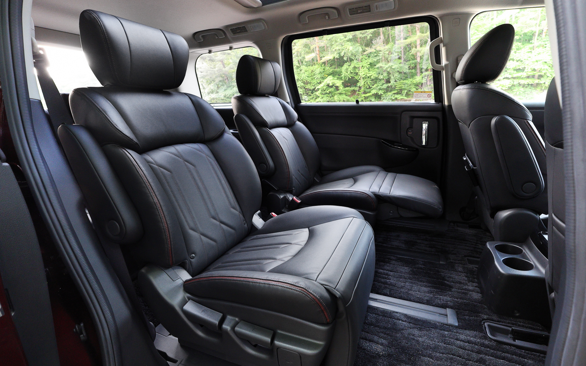 インテリアではピアノブラックでまとめた10インチの大型ディスプレイを採用するほか、プレミアムシートは連続したキルティングパターンを用い、高級でモダンな印象に仕上げている