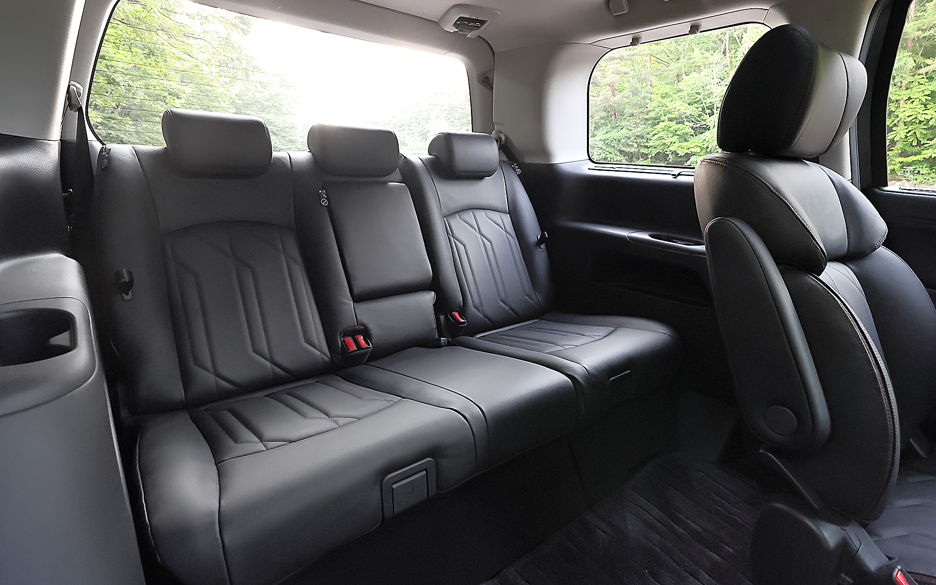 インテリアではピアノブラックでまとめた10インチの大型ディスプレイを採用するほか、プレミアムシートは連続したキルティングパターンを用い、高級でモダンな印象に仕上げている