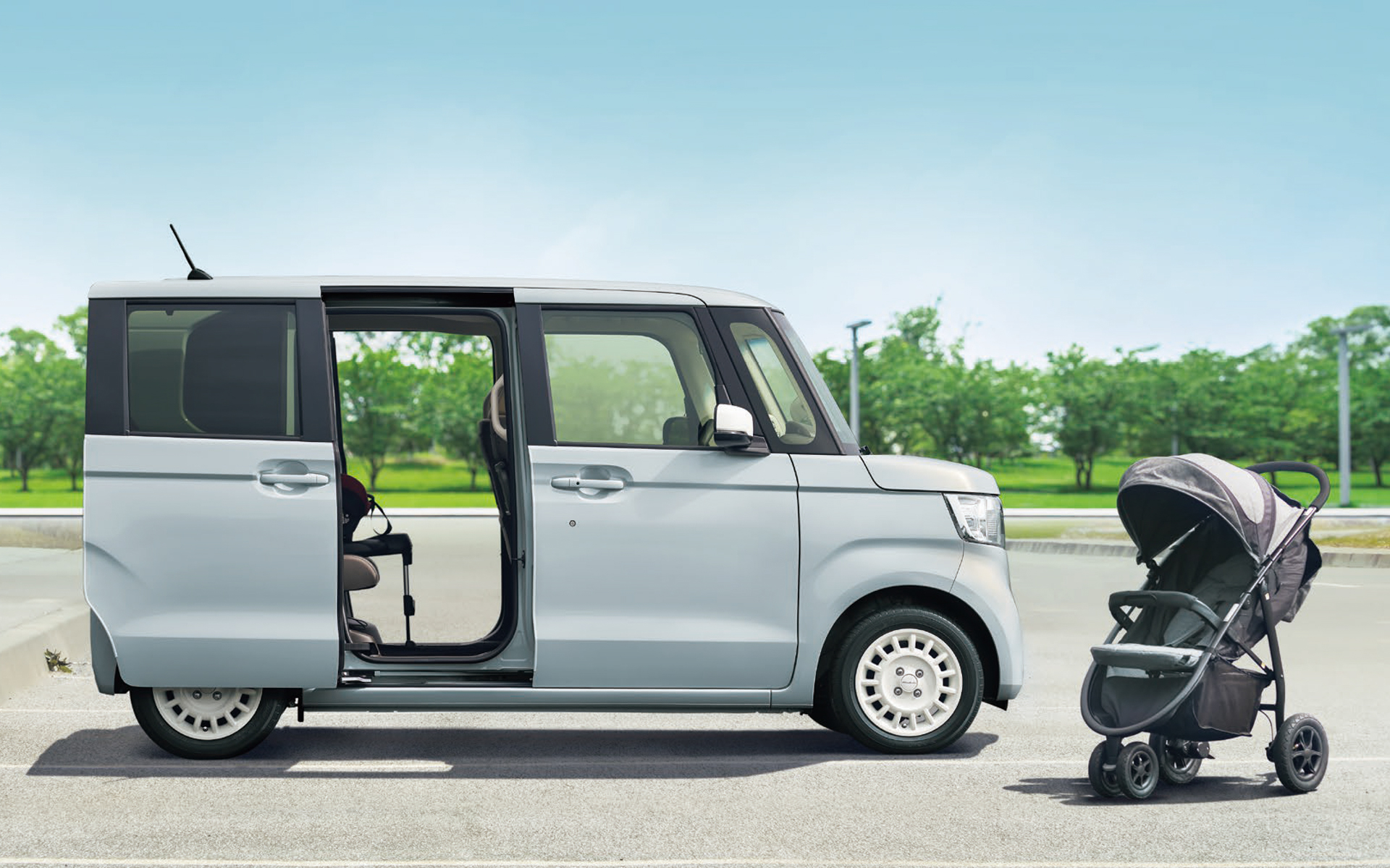 便利なホンダアクセス子育て応援アクセサリーを装着したホンダ車を多数展示する