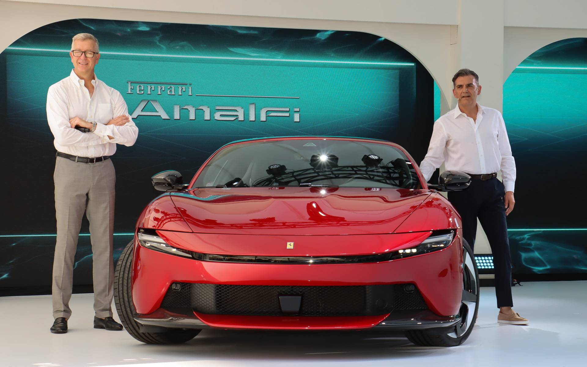 新型「アマルフィ（Amalfi）」発表会で登壇したフェラーリ S.p.A. ヘッド オブ プロダクト マーケティング エマヌエレ・カランド氏（左）とフェラーリ・ジャパン株式会社 代表取締役社長 ドナート・ロマニエッロ氏（右）