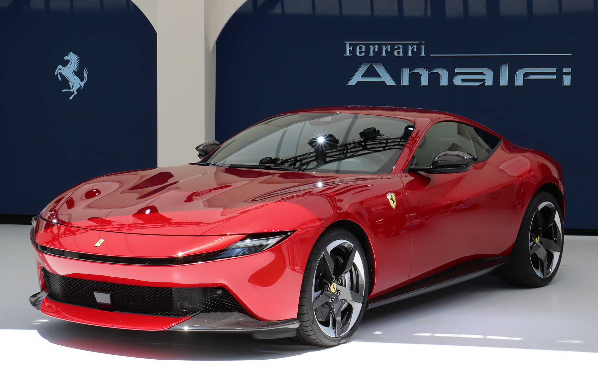 ボディサイズは4660×1974×1301mm（全長×全幅×全高）、ホイールベースは2670mm。車両重量は1470kgで前後重量配分は50：50となる